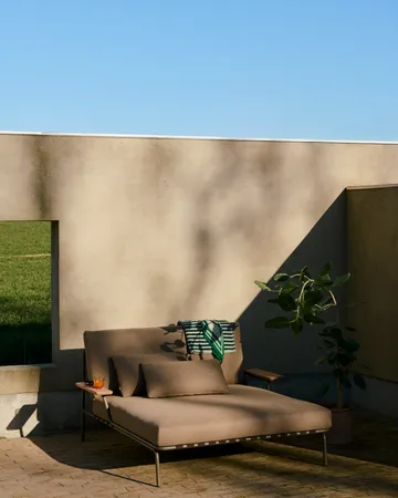 Settle loungesäng - Ribbed Weave 5-taupe, med armstöd - Muuto