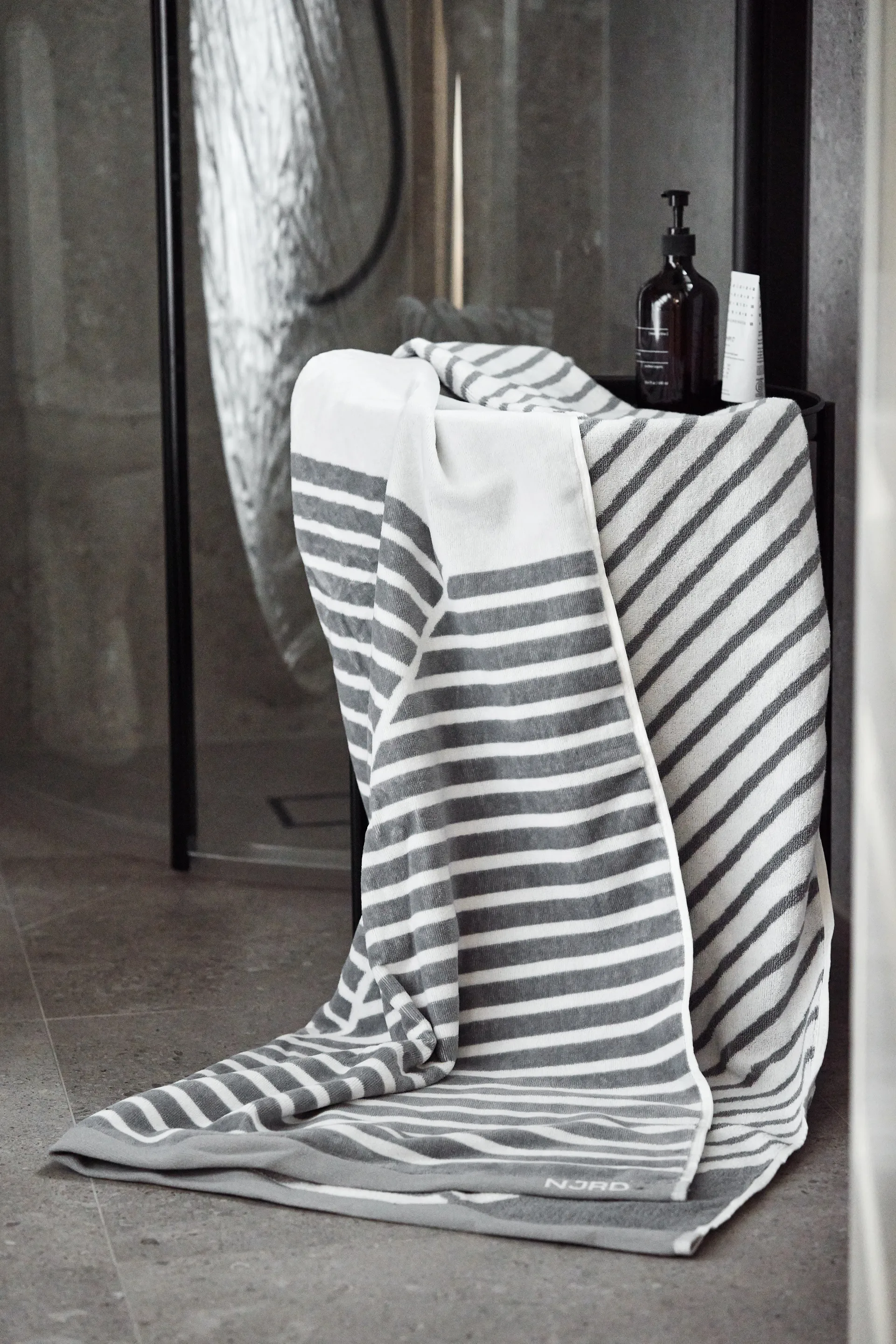 Stripes badhandduk 100x150 cm, Grå NJRD