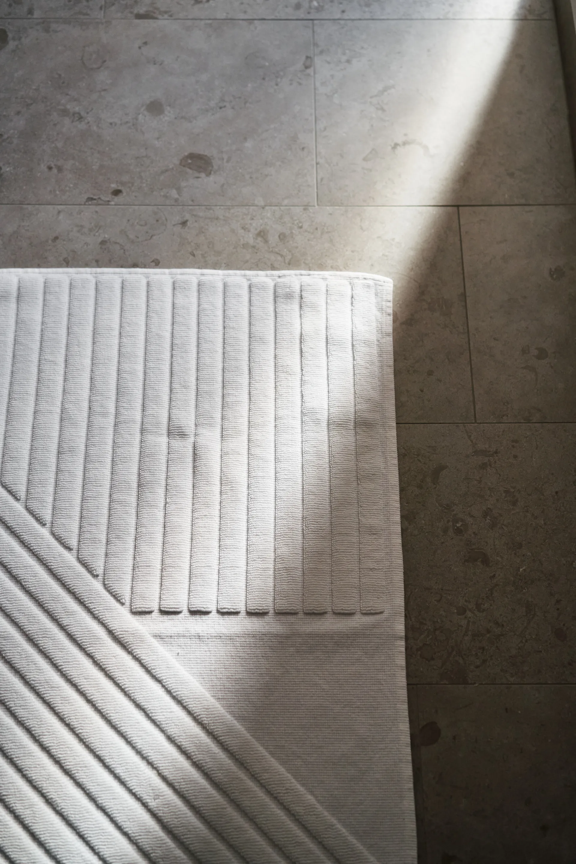 Stripes badrumsmatta 50x90 cm, Vit NJRD
