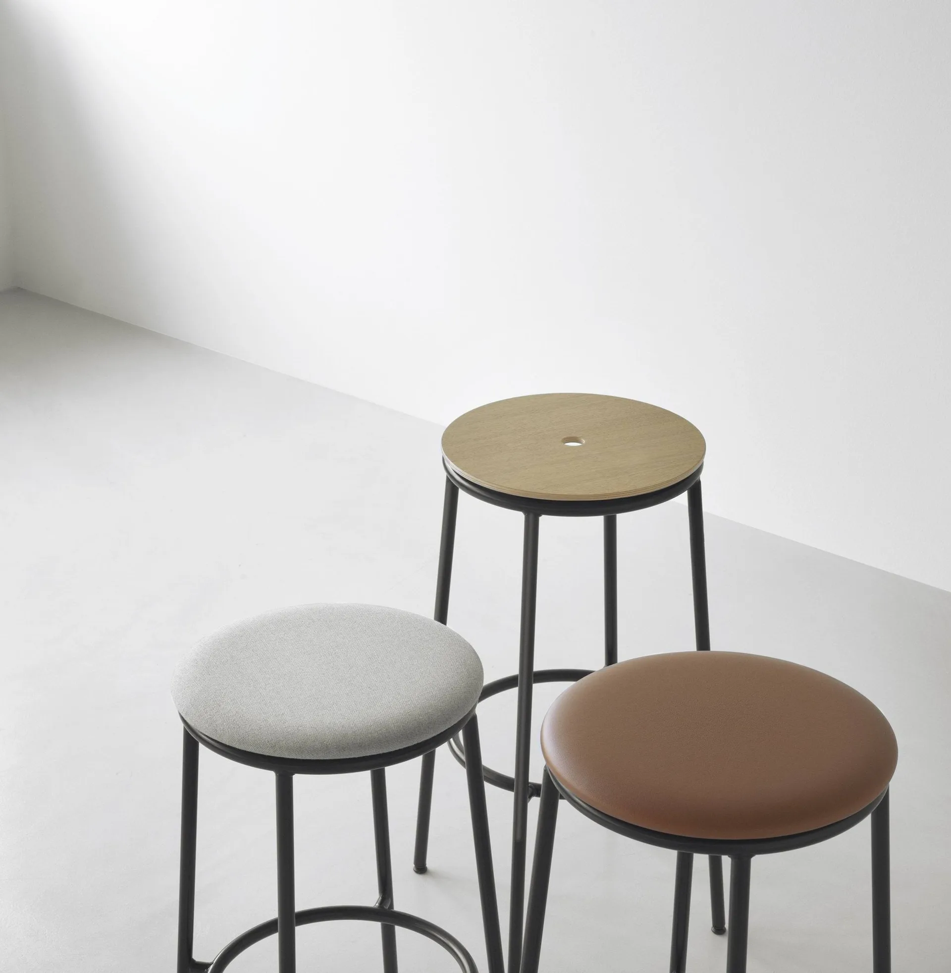 Circa barstol 65 cm, Svart aluminium Normann Copenhagen