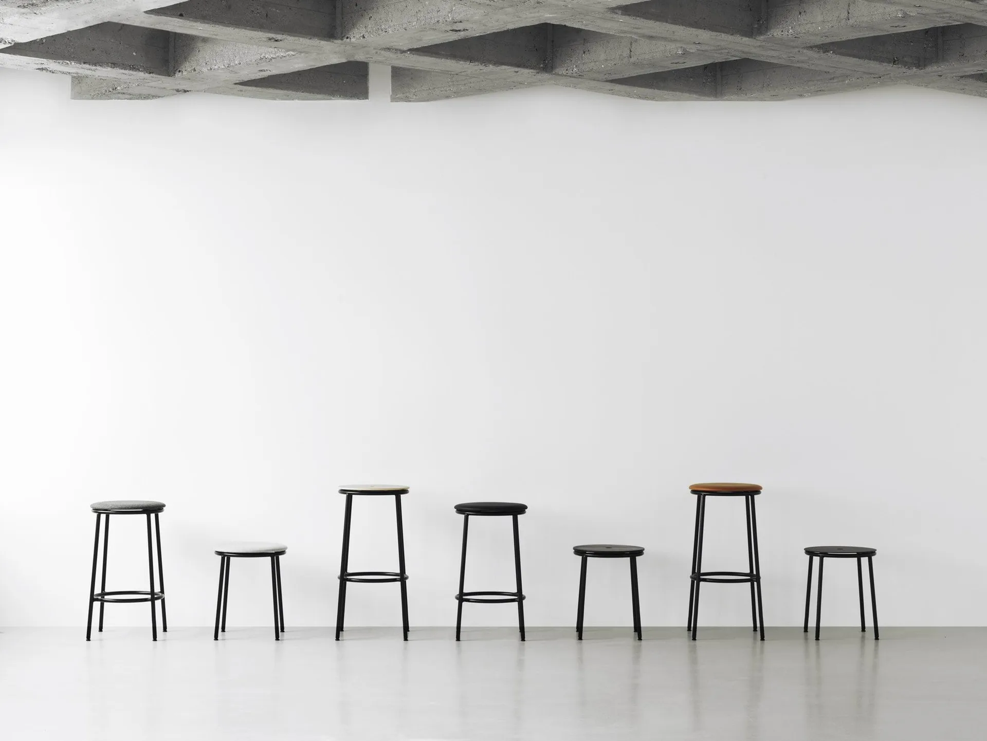 Circa barstol 65 cm, Svart aluminium Normann Copenhagen