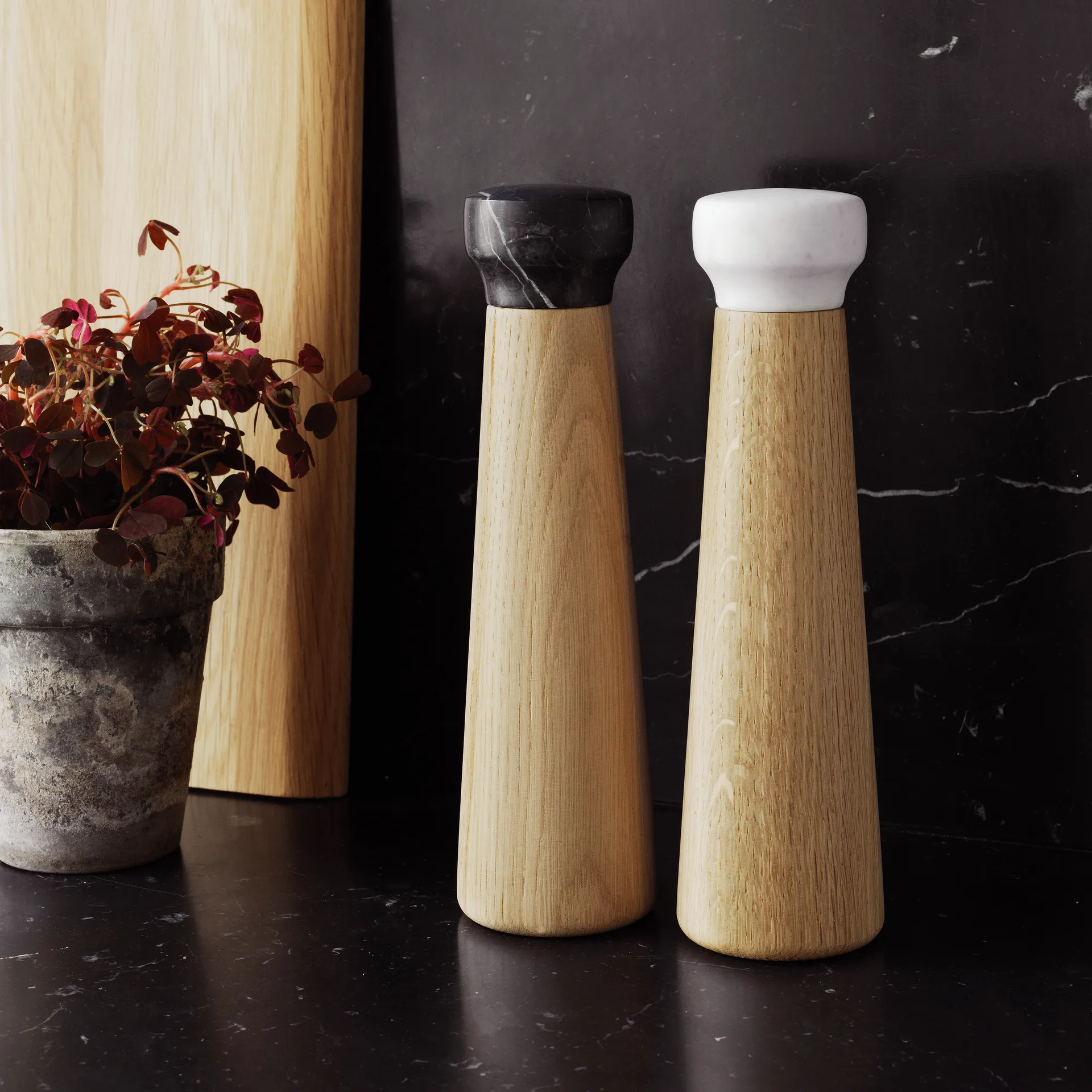 Craft saltkvarn ek-vit marmor, stor Normann Copenhagen