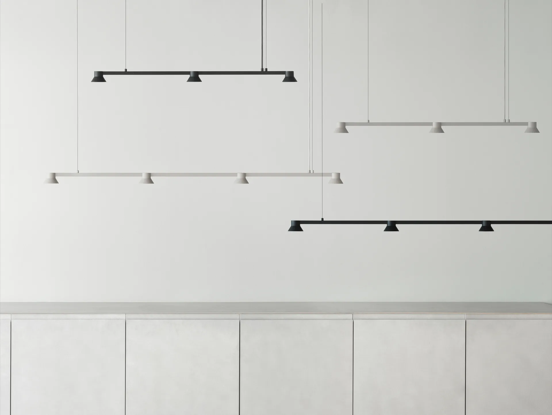 Hat taklampa linear liten, Warm grey Normann Copenhagen