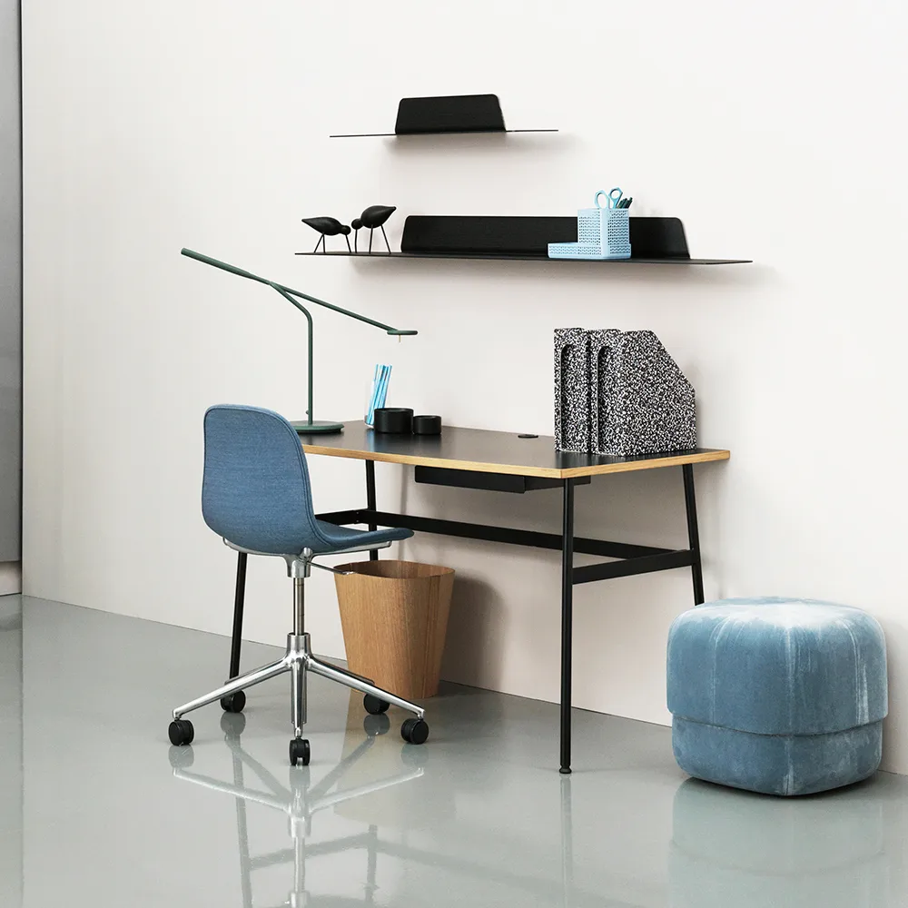 Journal skrivbord, svart laminat, svarta stålben och låda Normann Copenhagen