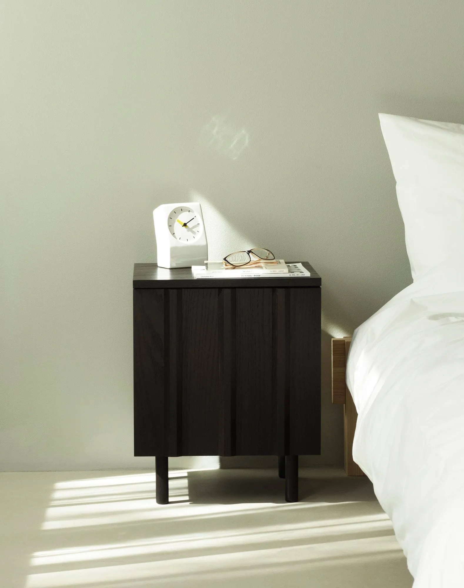 Rib sängbord, Soft black, 52x42x40 cm Normann Copenhagen