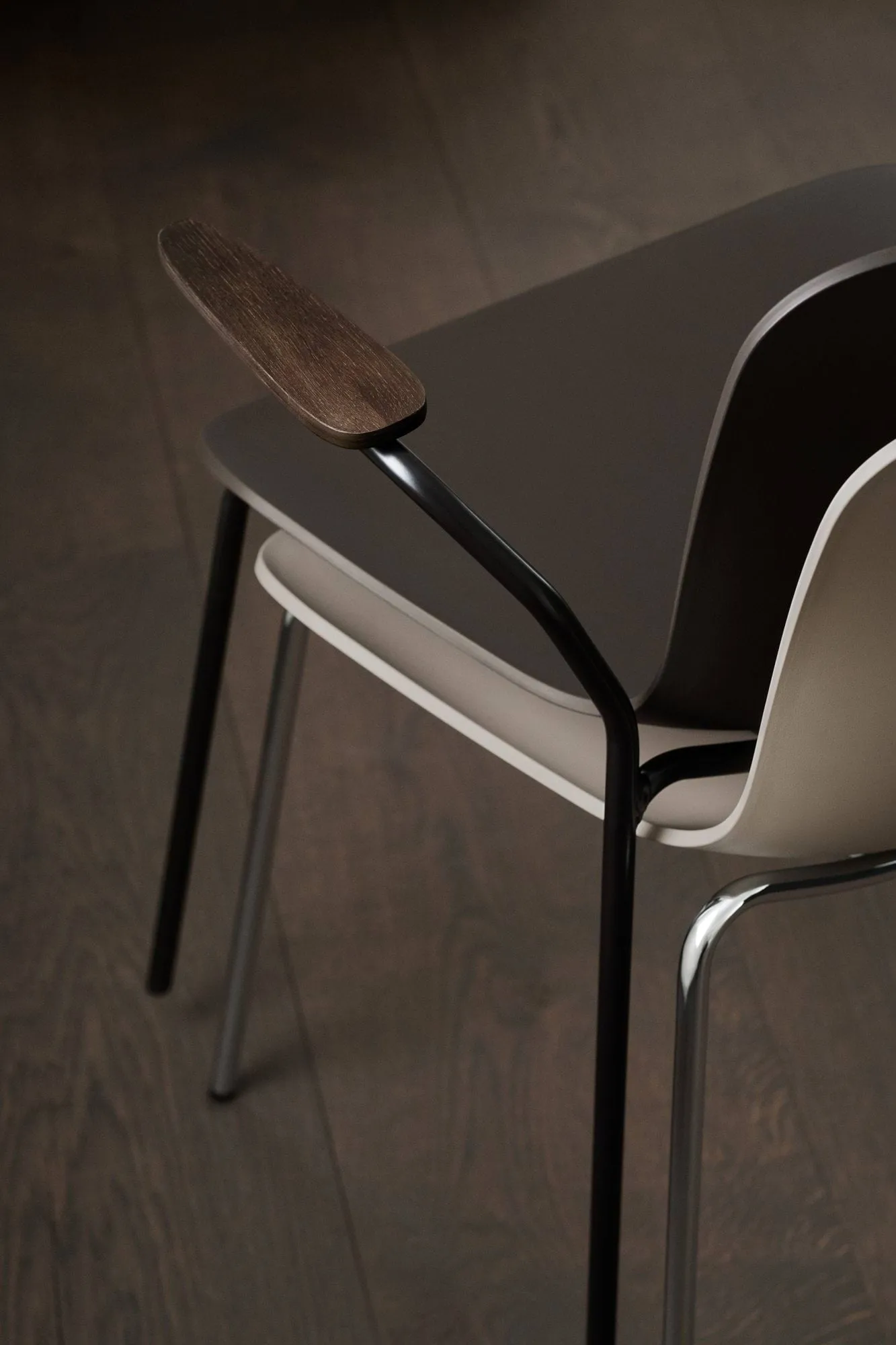 Langue stol med armstöd, Warm grey-kromt stativ, armstöd light smoke NORR11