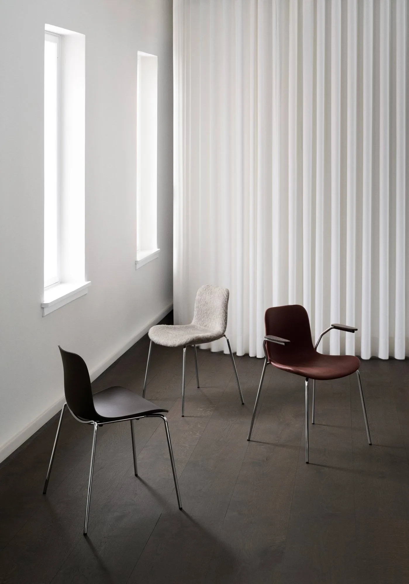 Langue stol, Warm grey-svart stativ NORR11 Langue stol, Warm grey-svart stativ NORR11