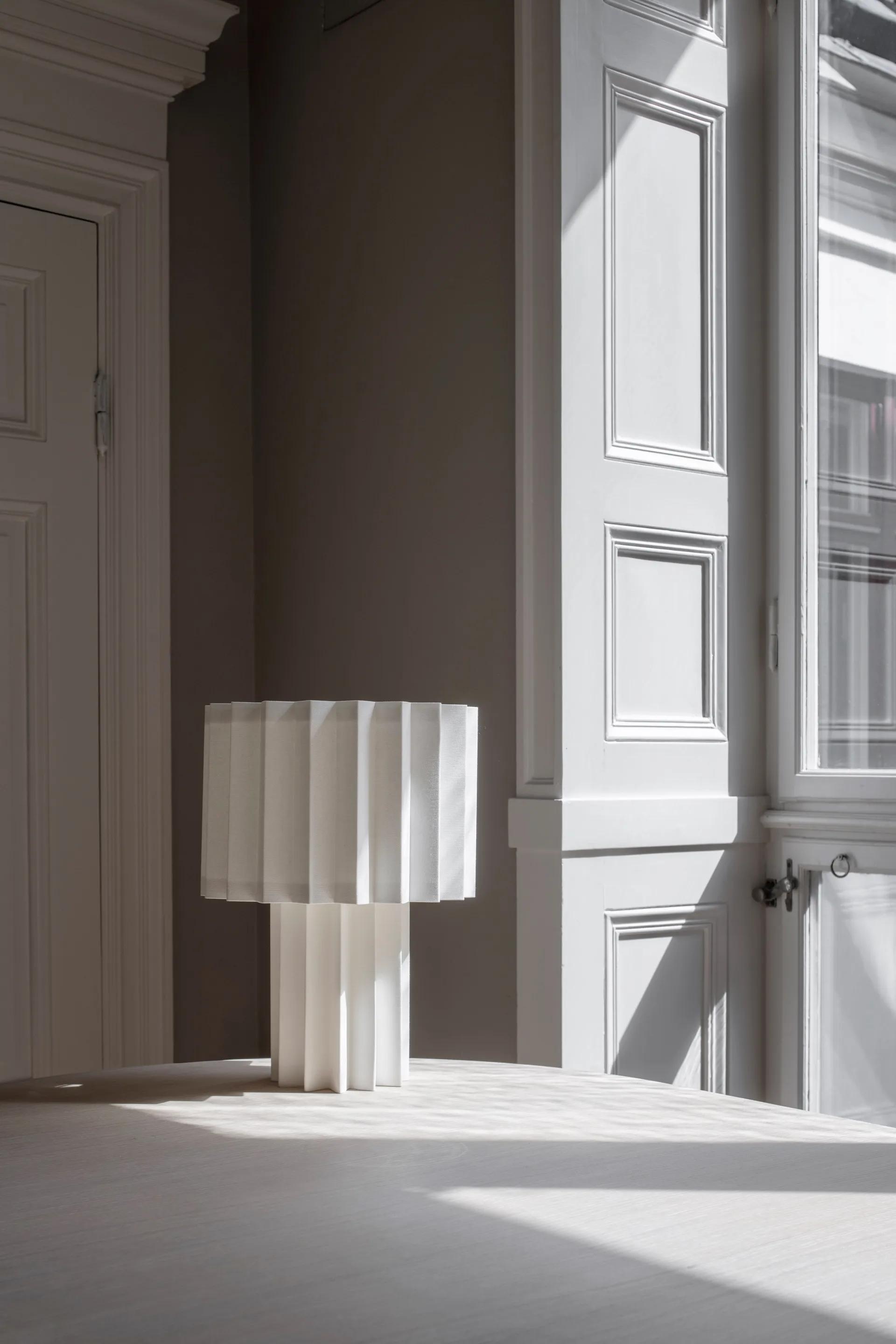 Plissé bordslampa textil, Vit Örsjö Belysning