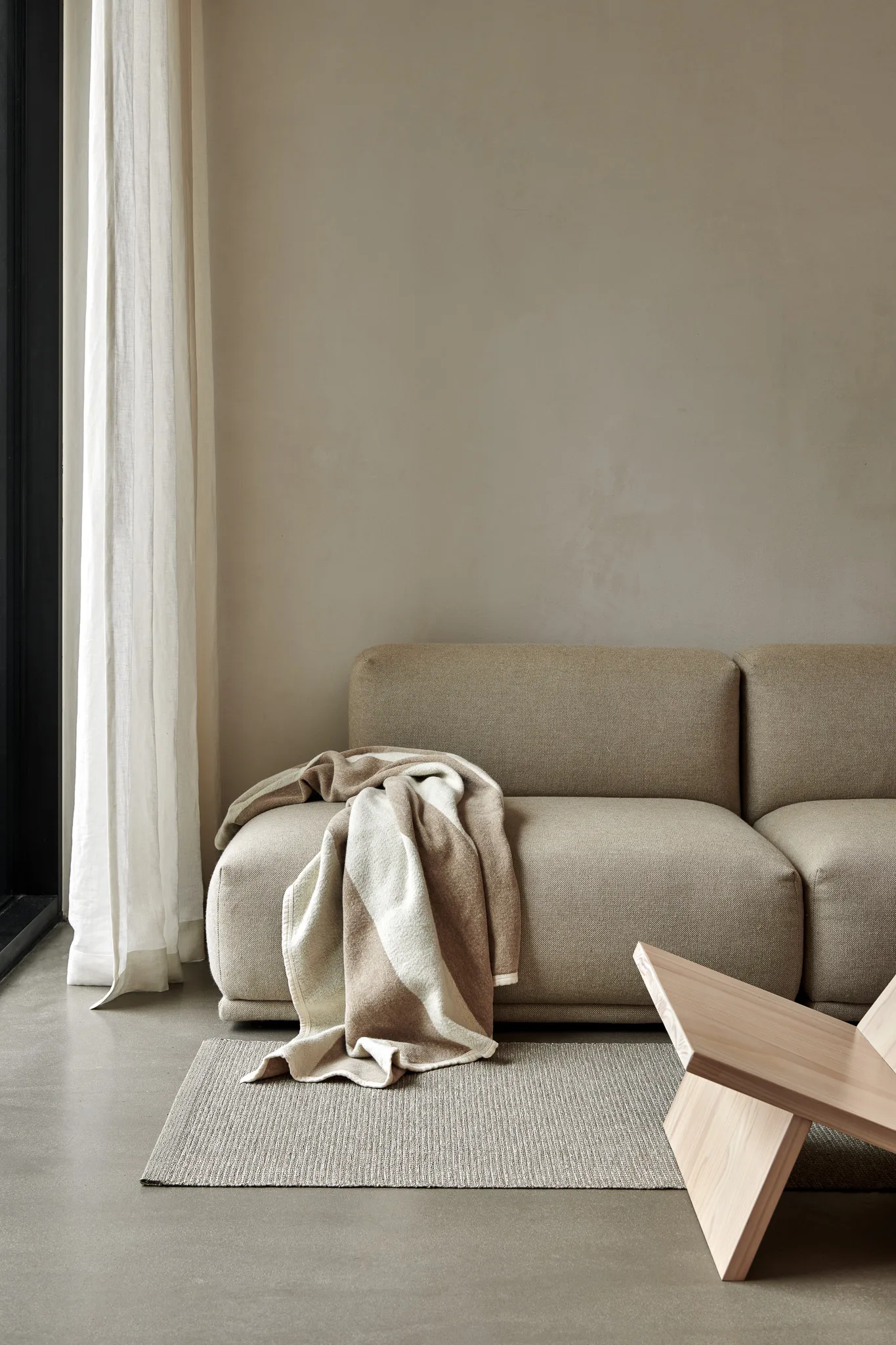 Emm Metallic matta, Fossil grey-stone, 70x180 cm Pappelina