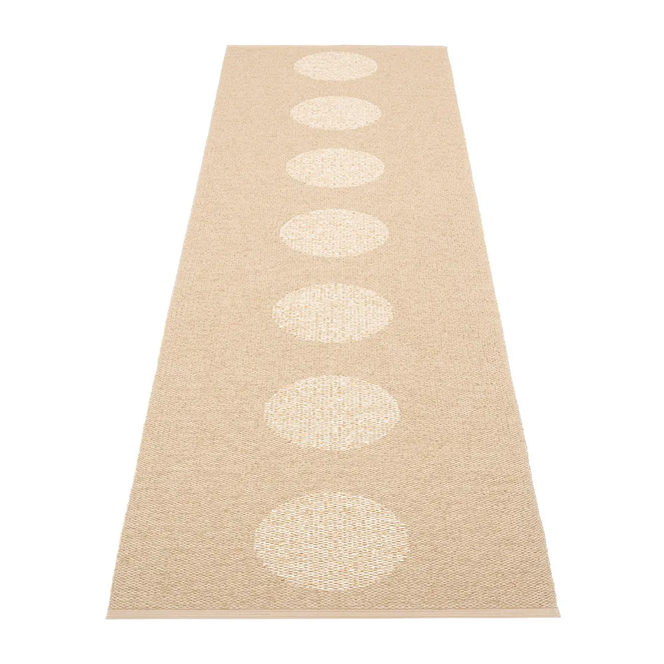 Vera 2.0 plastmatta beige-beige metallic, 70x360 cm Pappelina