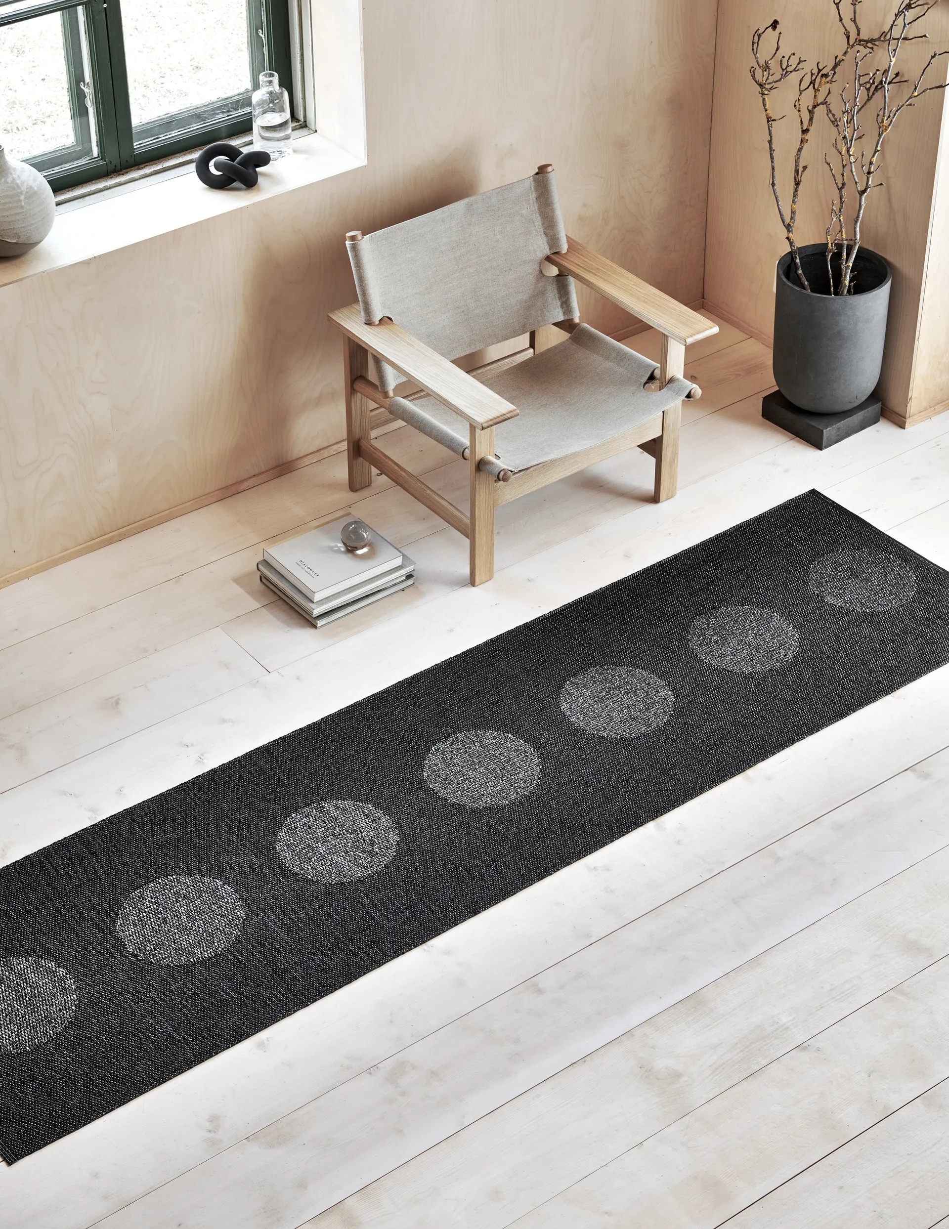 Vera 2.0 plastmatta black-black metallic, 70x360 cm Pappelina