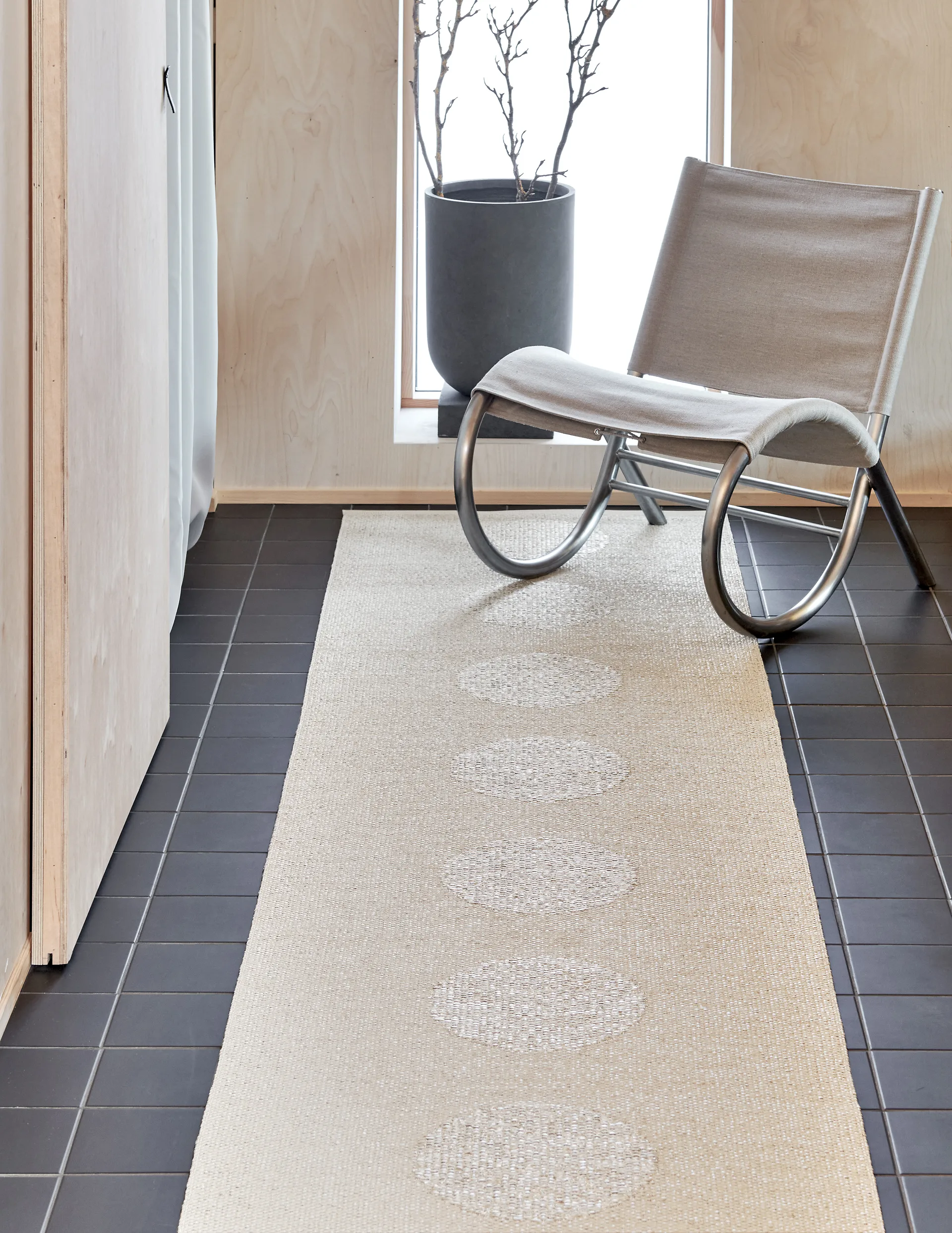 Vera 2.0 plastmatta linen-stone metallic, 70x200 cm Pappelina