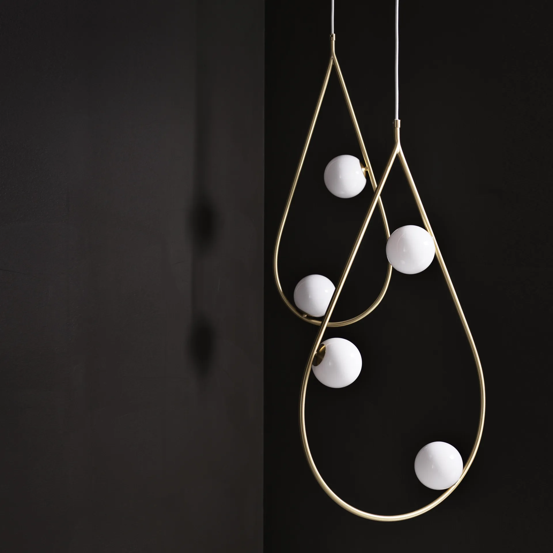 Pearls 80 taklampa, mässing Pholc