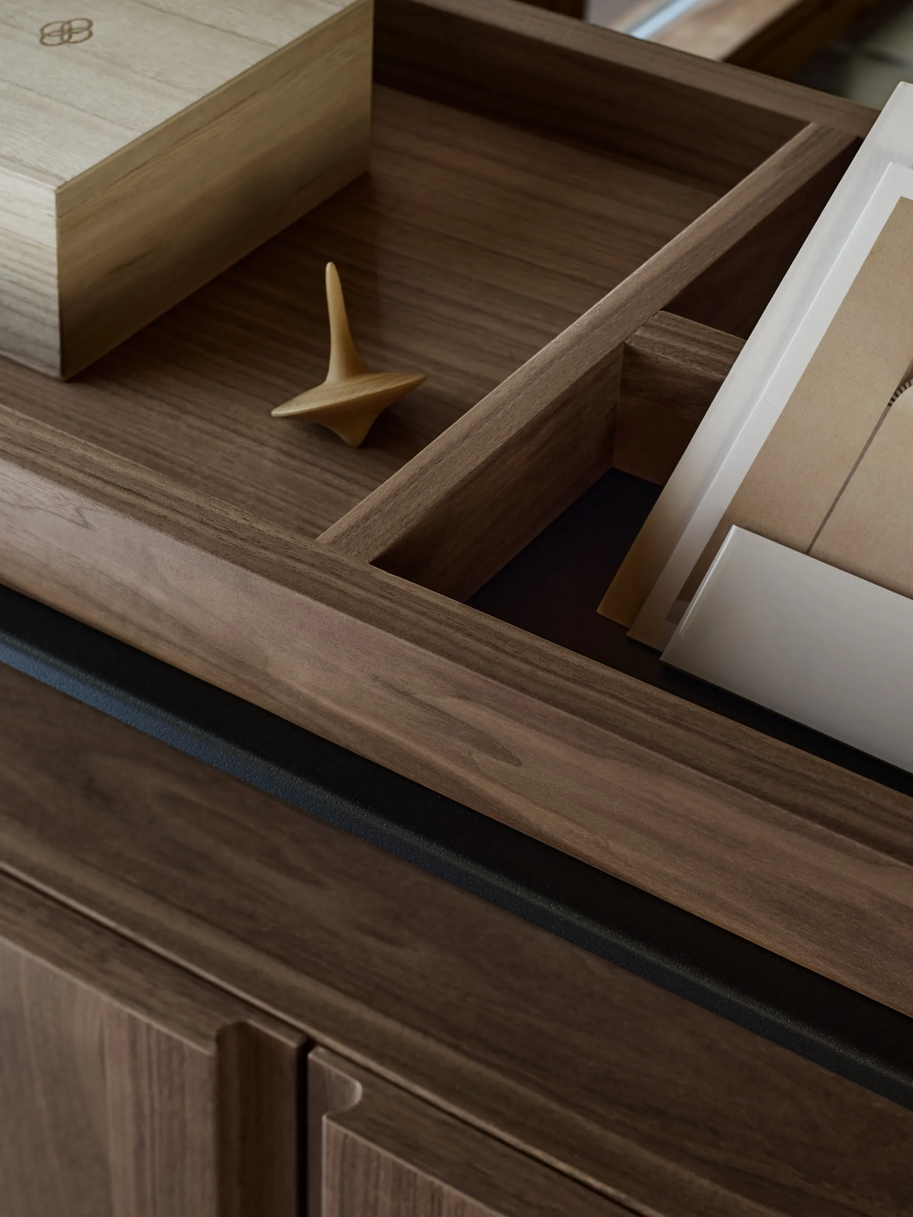 Pira G2 hyllsystem F C A Black/Walnut 248-255 cm Pira
