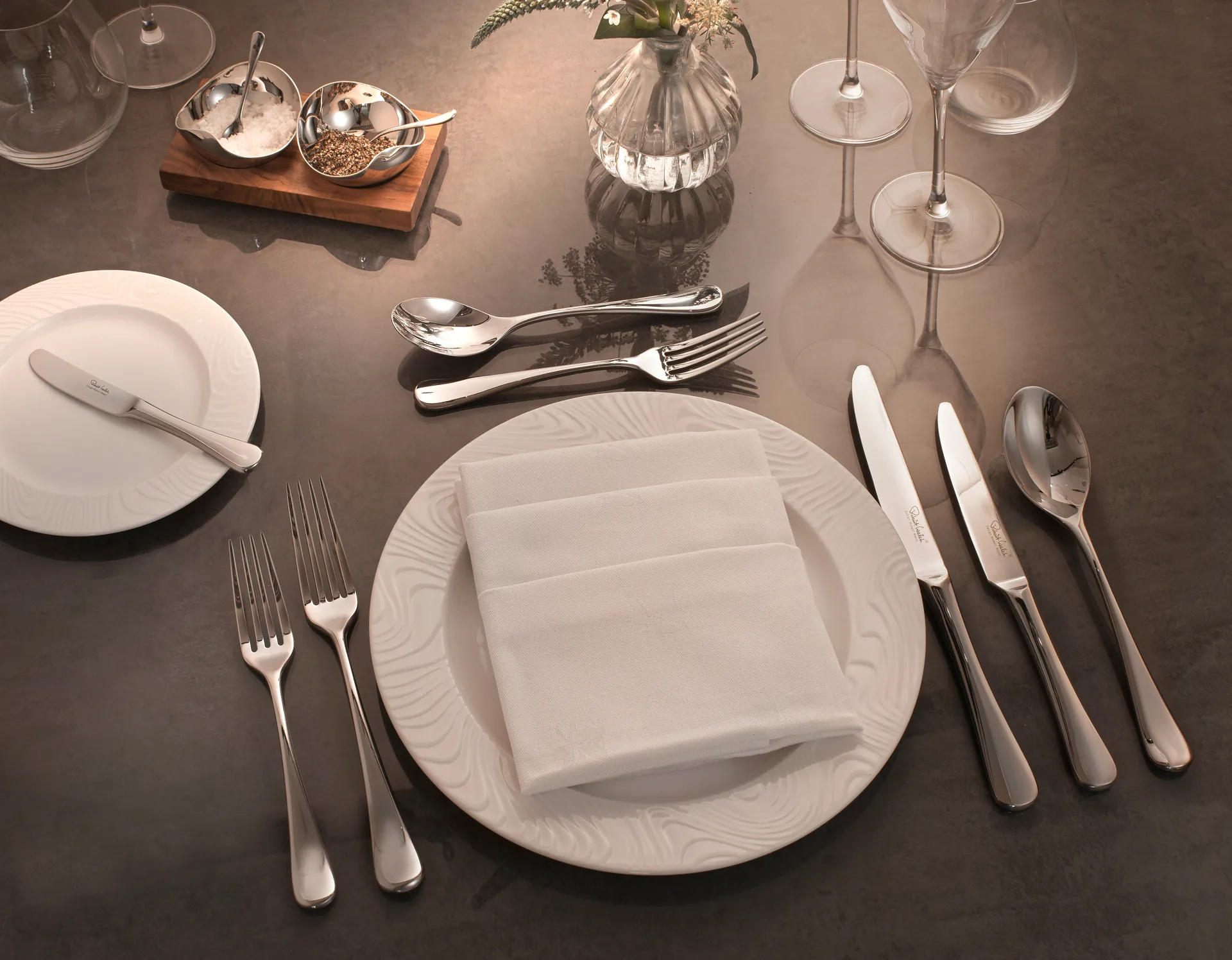 Radford bestickset blank, 24 delar + 6 grillknivar Robert Welch
