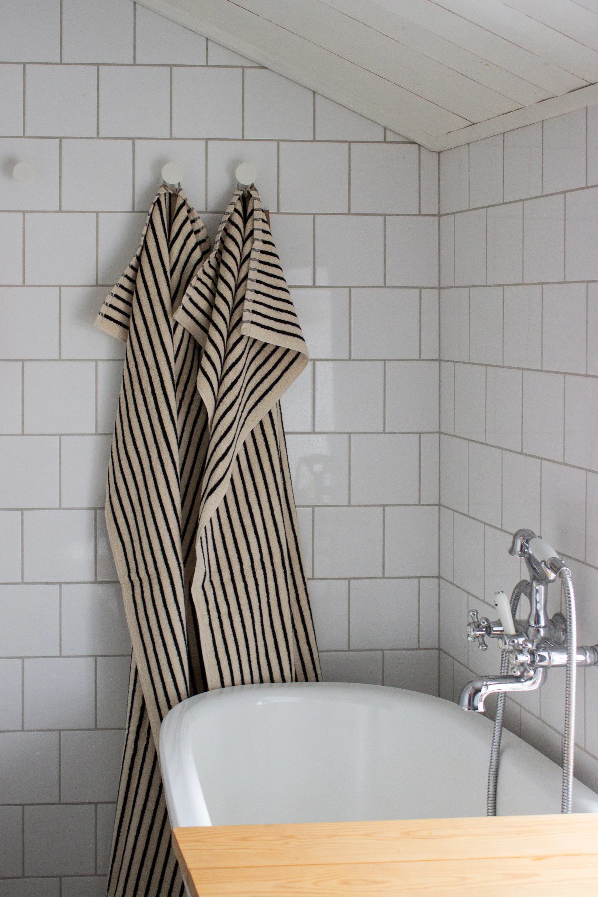 Drift badhandduk 100x150 cm, Vit-svart Scandi Living