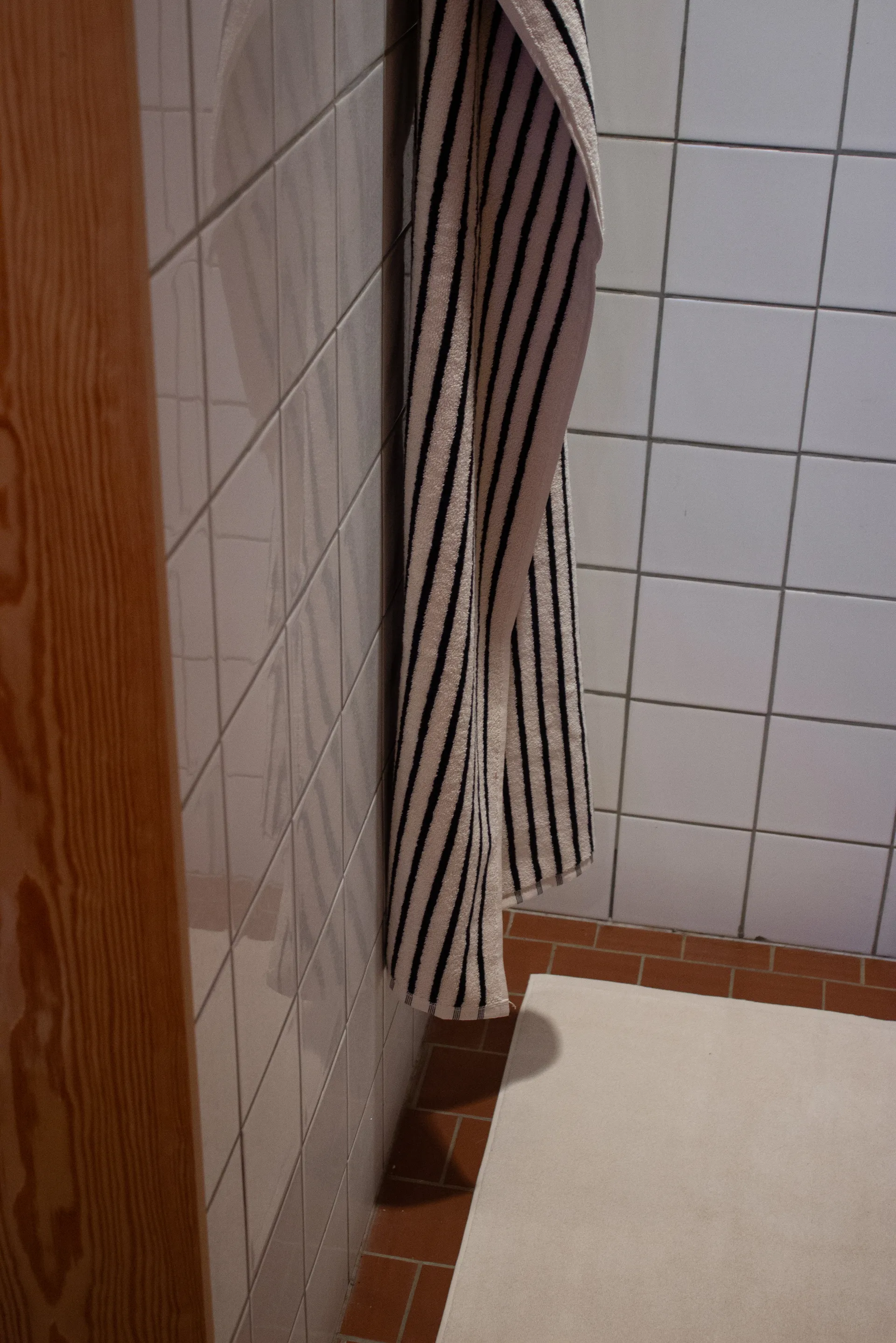 Drift badhandduk 100x150 cm, Vit-svart Scandi Living