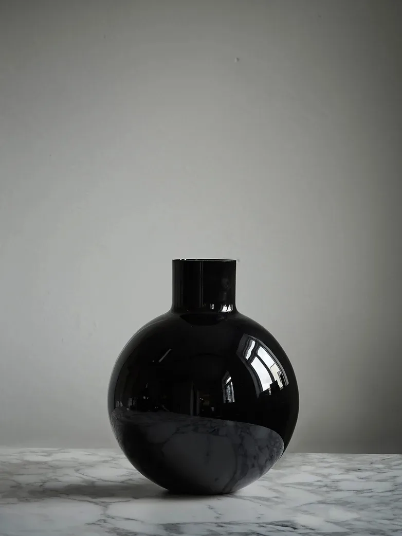 Pallo vas, Svart 31 cm Skrufs Glasbruk