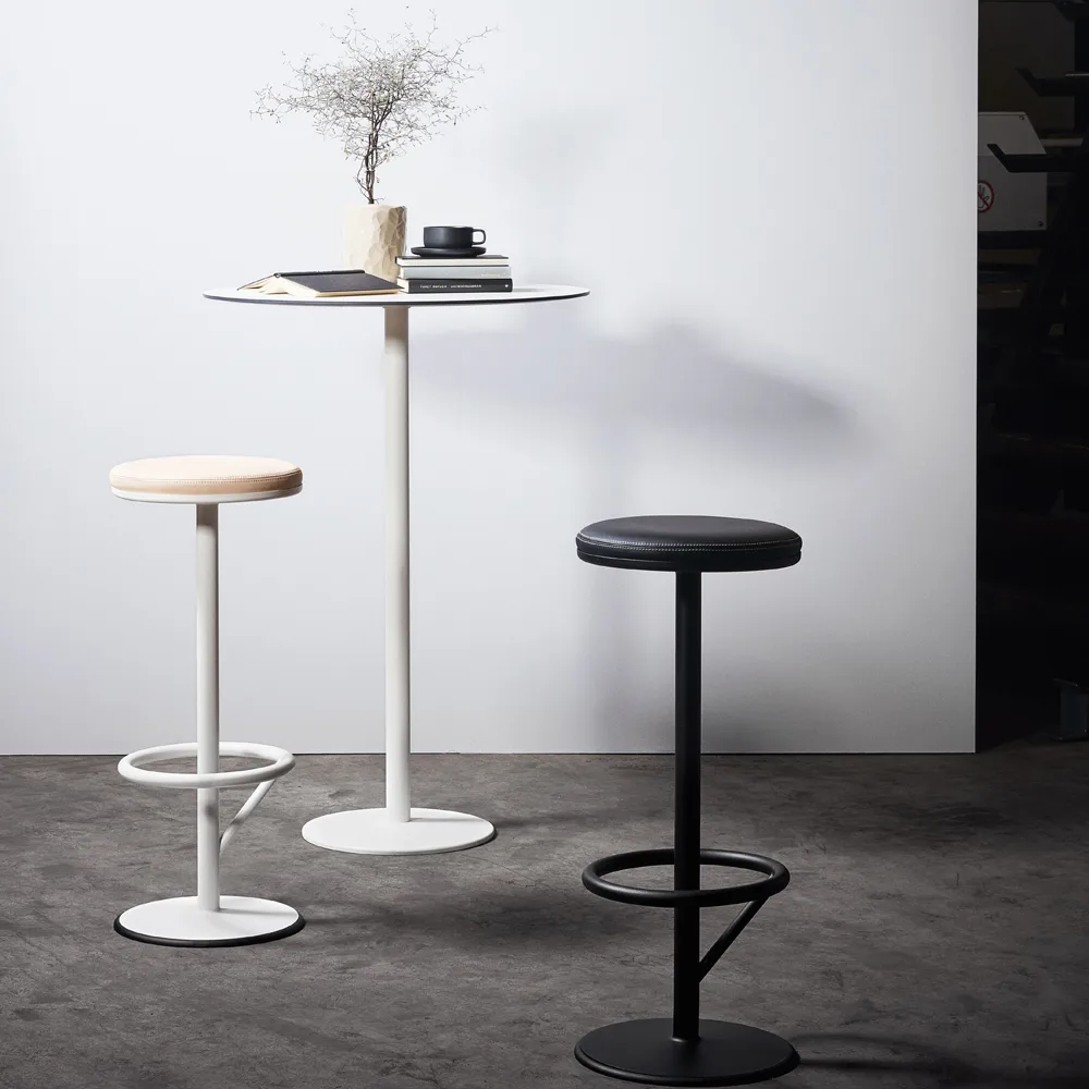 Orbit barpall hög, Vitlack matt, ljusbrunt läder SMD Design
