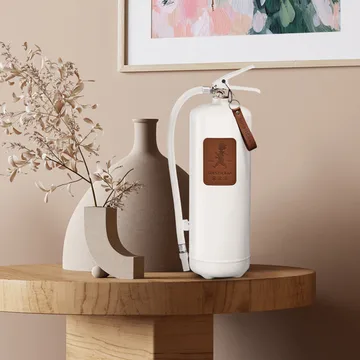 Solstickan brandsläckare 6 kg - Vit-mörkbrunt läder - Solstickan Design