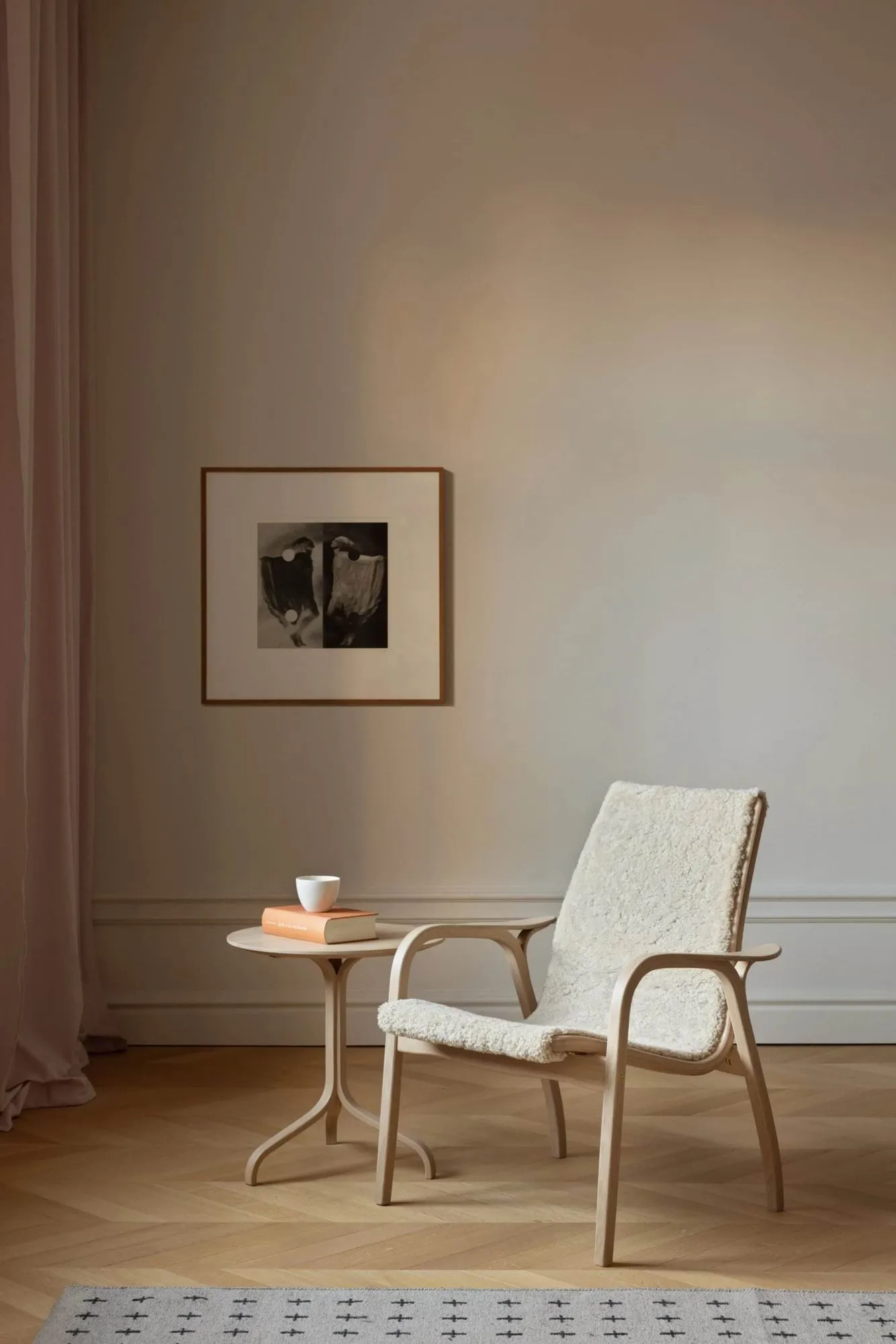Laminett fåtölj lackad bok/fårskinn, Scandinavian Grey (grå) Swedese
