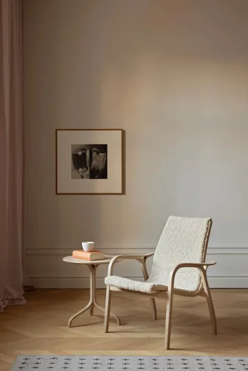Laminett fåtölj lackad bok/fårskinn - Scandinavian Grey (grå) - Swedese