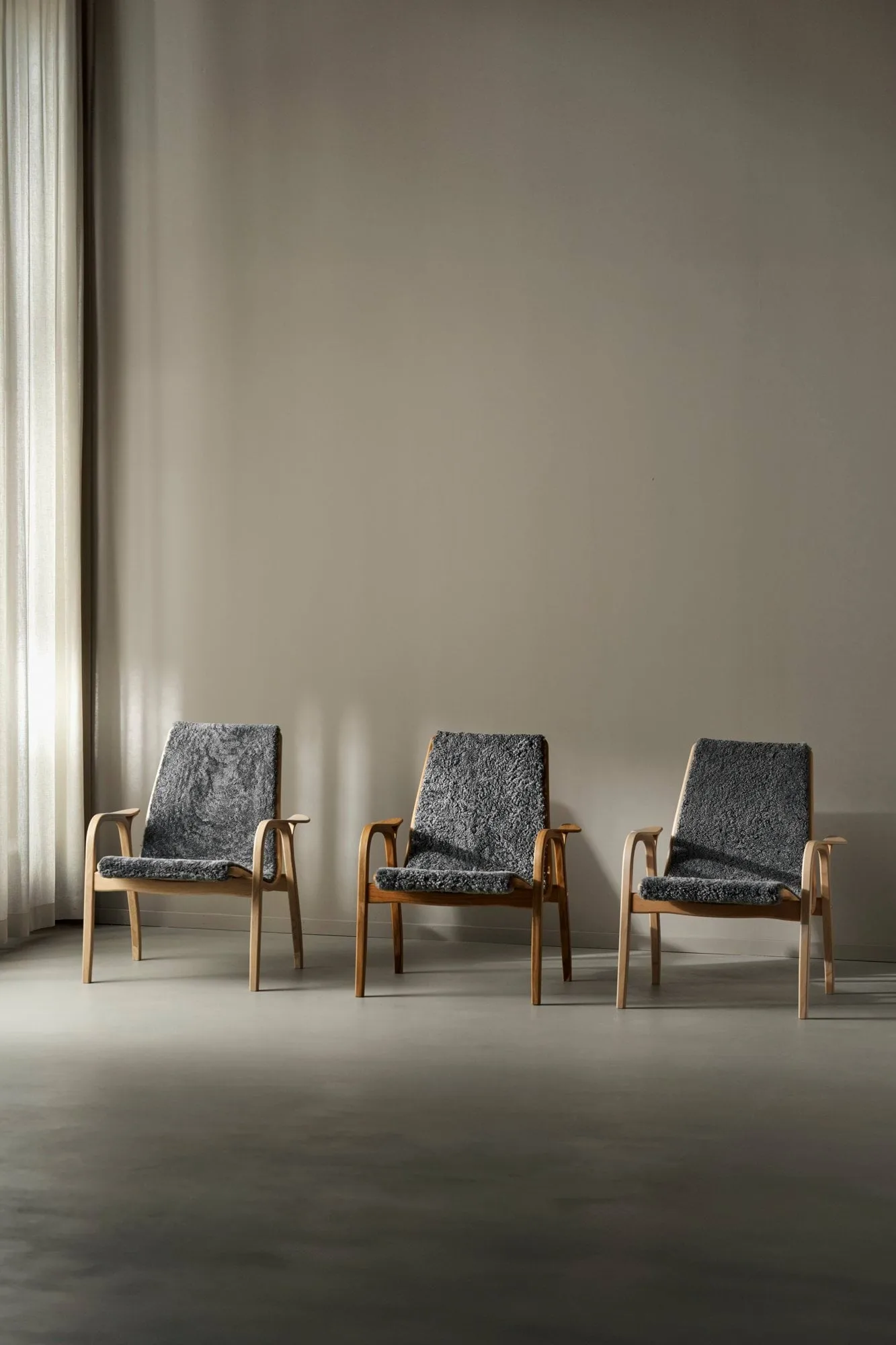 Laminett fåtölj oljad ek/fårskinn, Scandinavian Grey (grå) Swedese