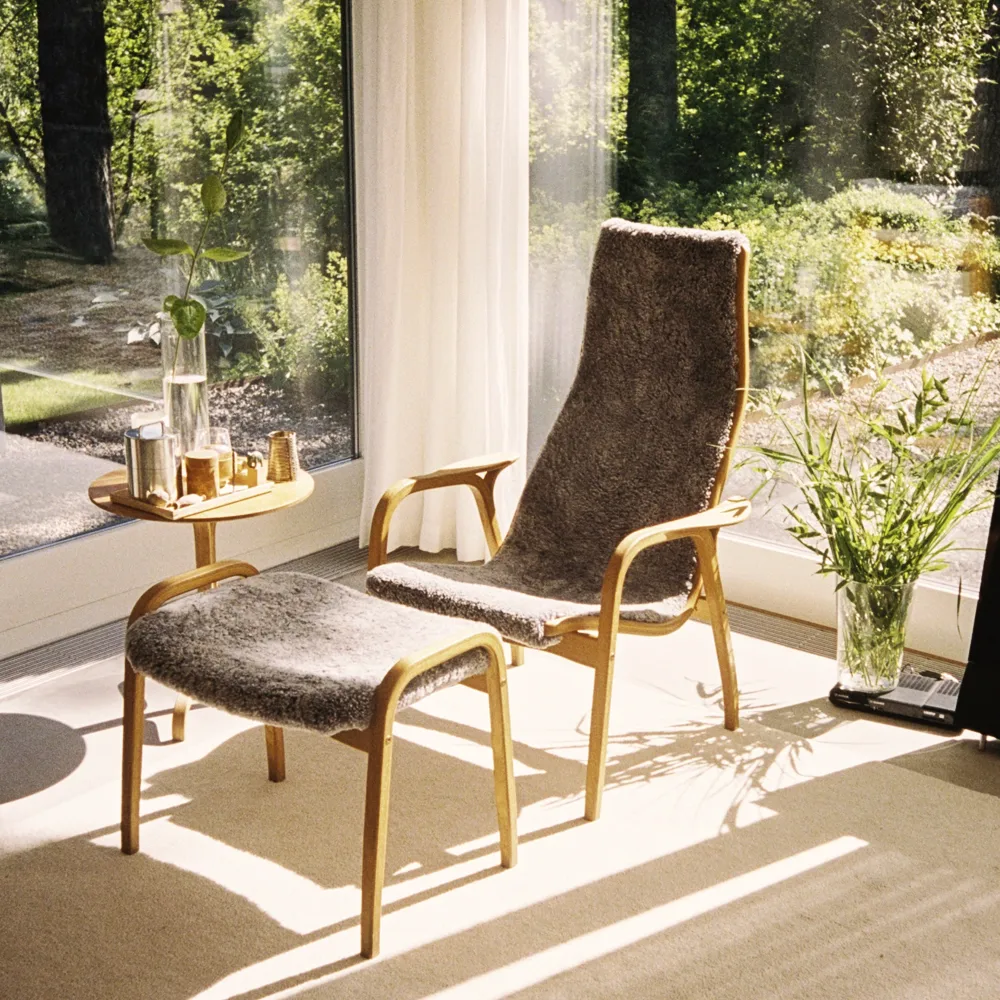 Lamino fåtölj, fårskinn sahara, lackad valnöt Swedese