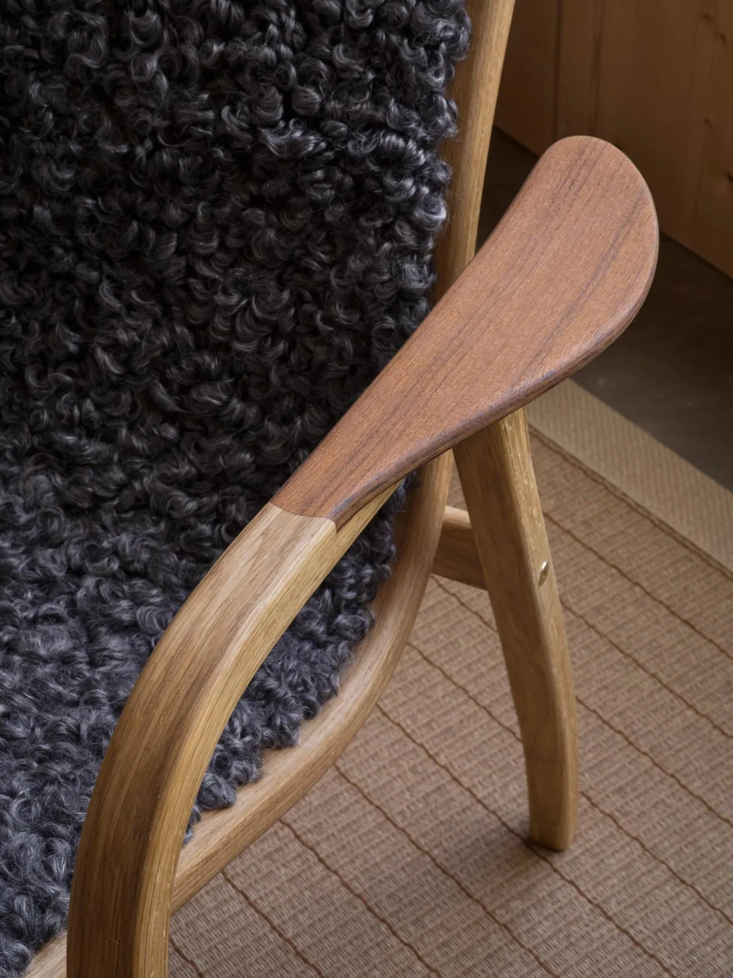 Lamino fåtölj och fotpall oljad ek/fårskinn, Scandinavian Grey (grå) Swedese