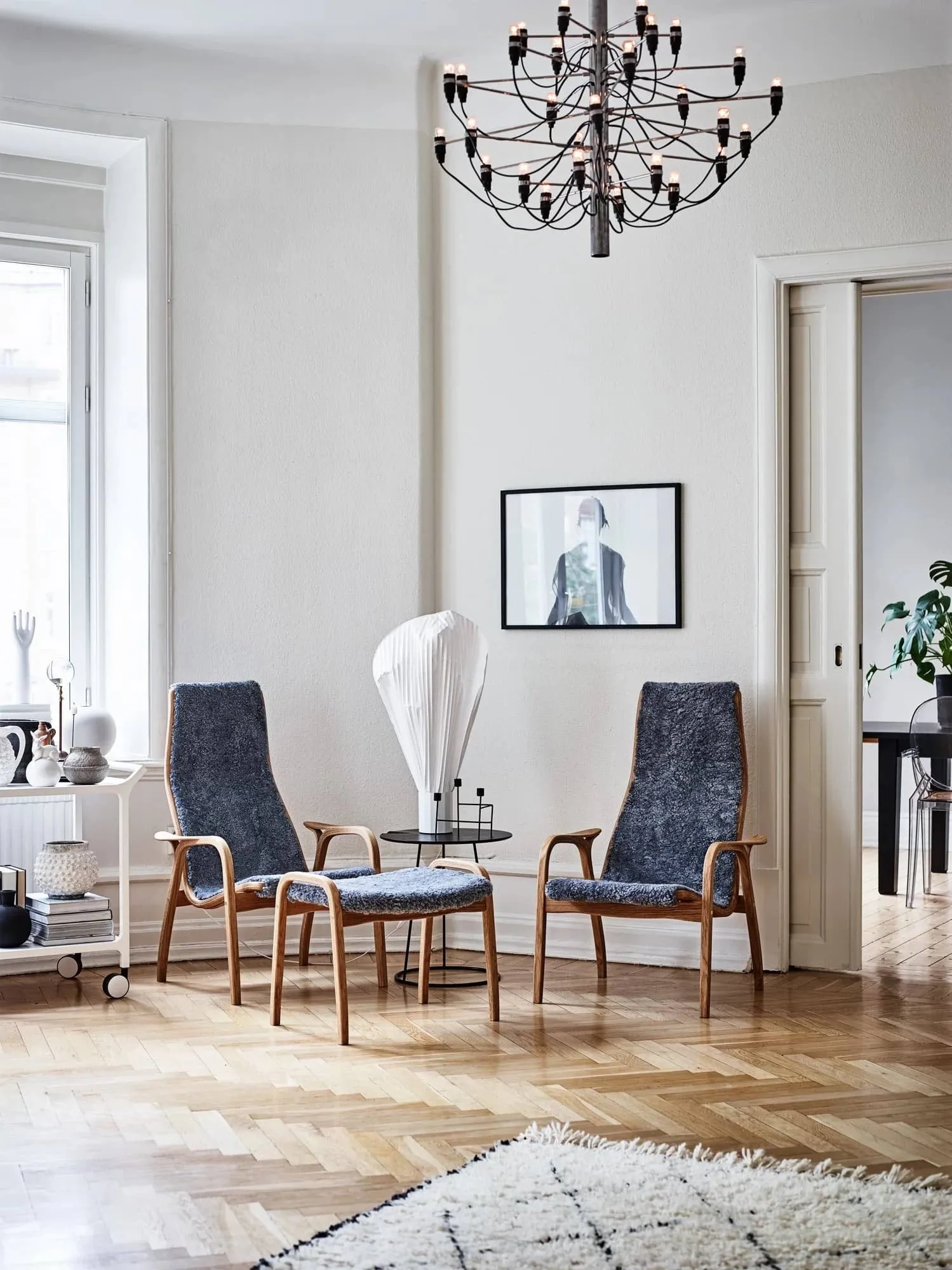 Lamino fåtölj och fotpall oljad ek/fårskinn, Scandinavian Grey (grå) Swedese