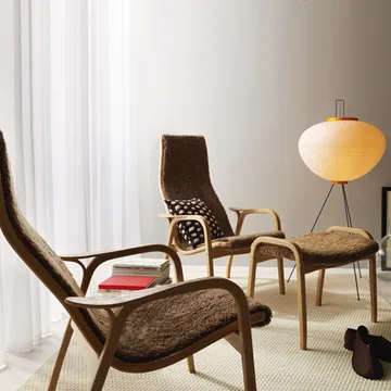 Lamino fotpall - fårskinn charcoal, naturlackad valnöt - Swedese