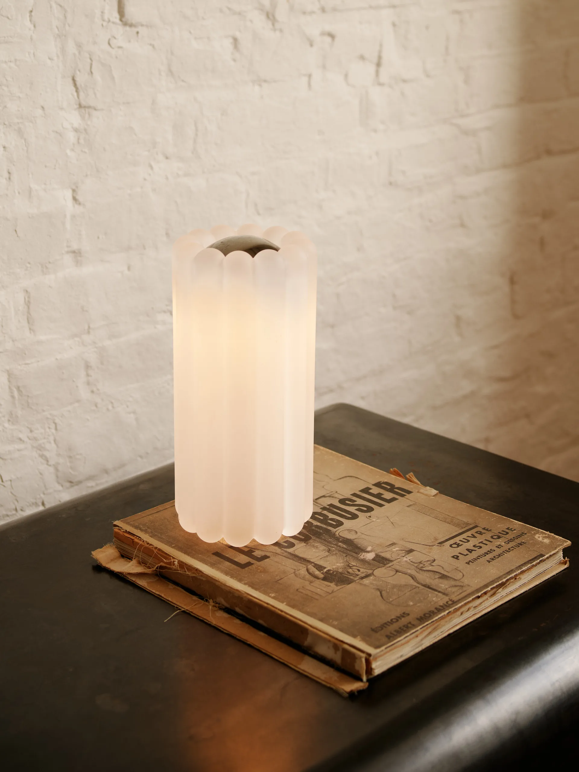 Press bordslampa LED 23,5 cm, Frosted Tom Dixon