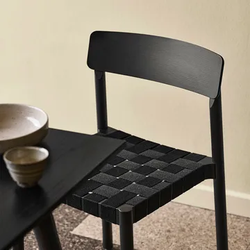 Betty TK1 stol - black, svart flätad linnebandsits - &Tradition