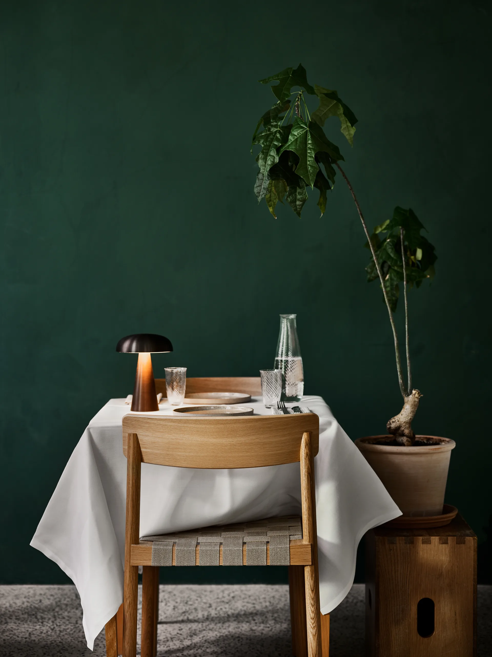 Betty TK1 stol, Ek-naturflätad linnebandsits &Tradition