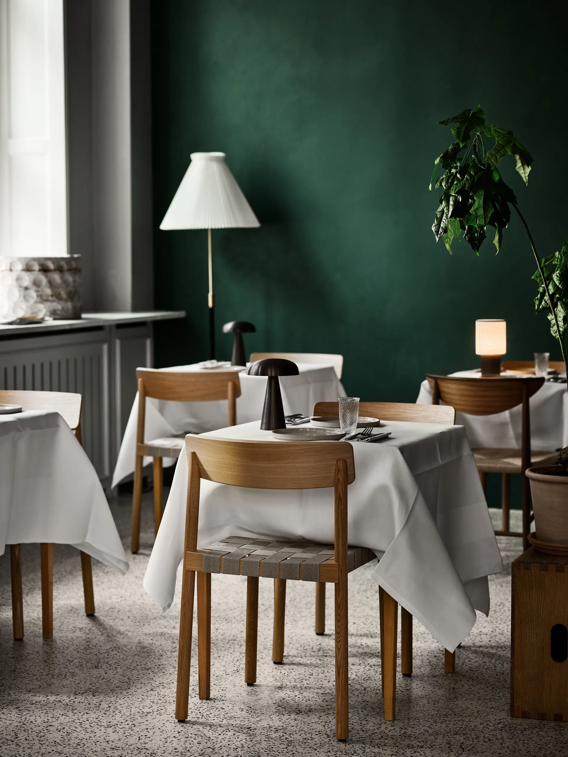 Betty TK1 stol, Ek-naturflätad linnebandsits &Tradition