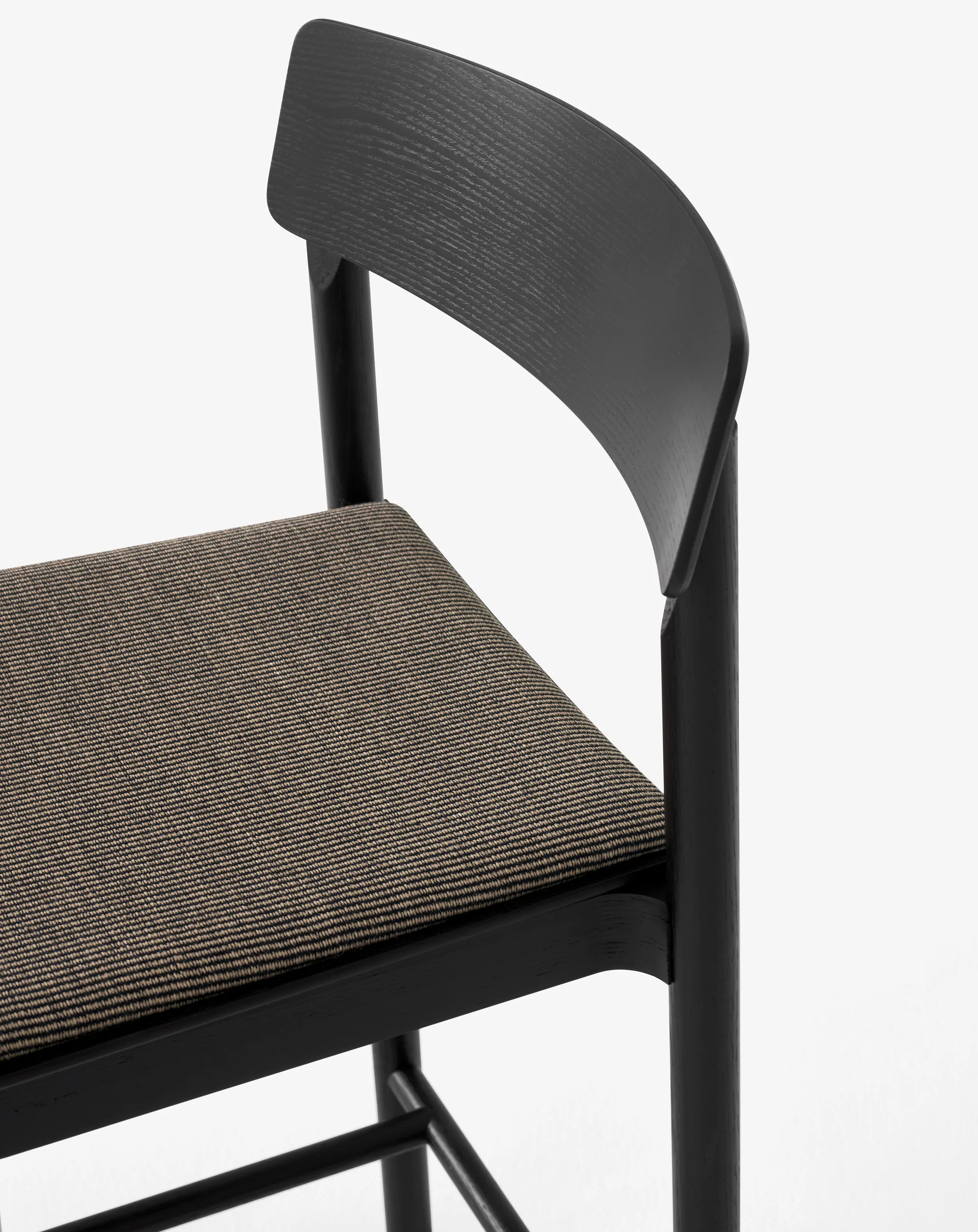Betty TK14 Counter Chair barstol 65 cm, Fuse 0351-svartlackad ask &Tradition