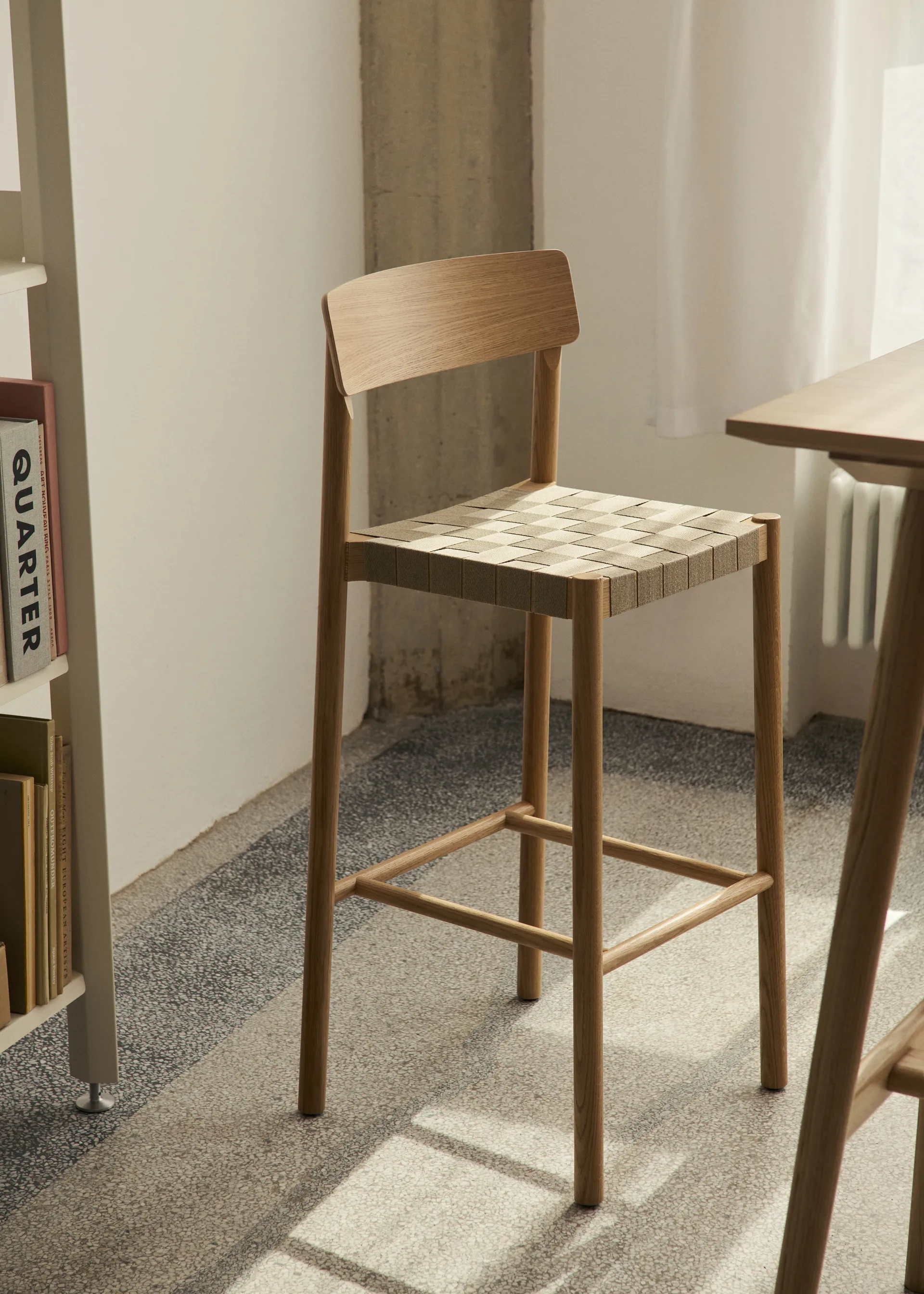 Betty TK15 Bar Chair barstol 75 cm, Rökt ek-naturfärgat lin &Tradition