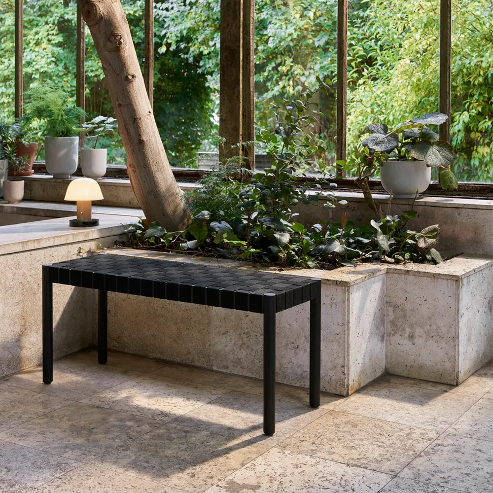 Betty TK4 bänk, black, naturflätad linnebandssits &Tradition