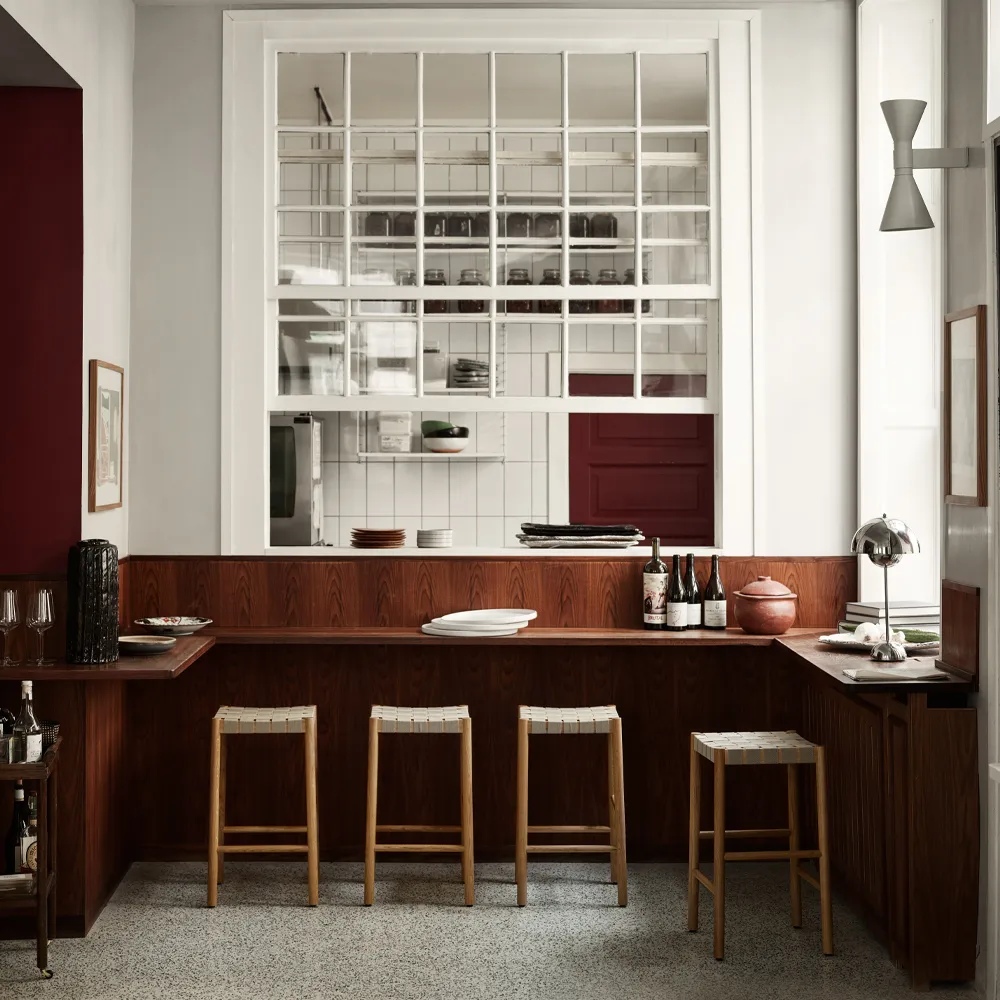 Betty TK7 barpall, black, naturflätad linnebandssits &Tradition