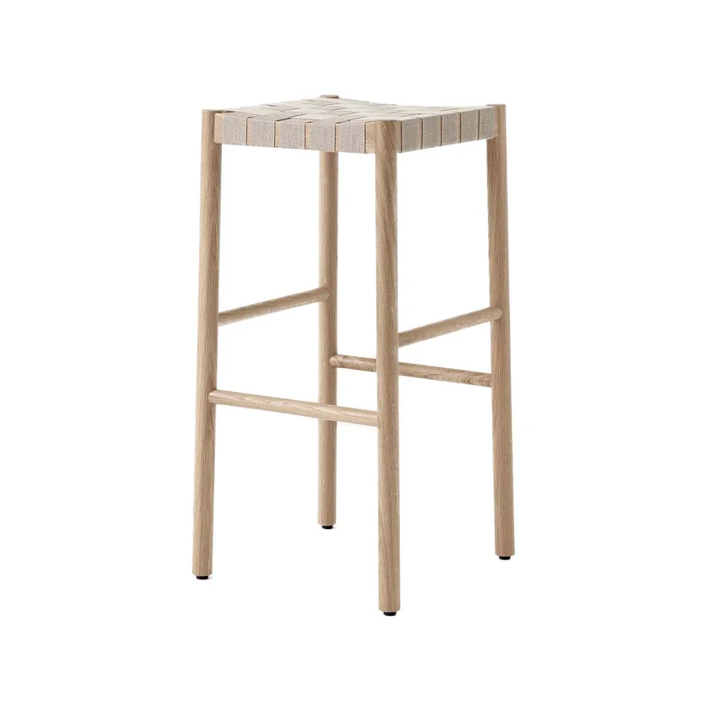 Betty TK8 barpall, oak, naturflätad linnebandssits &Tradition