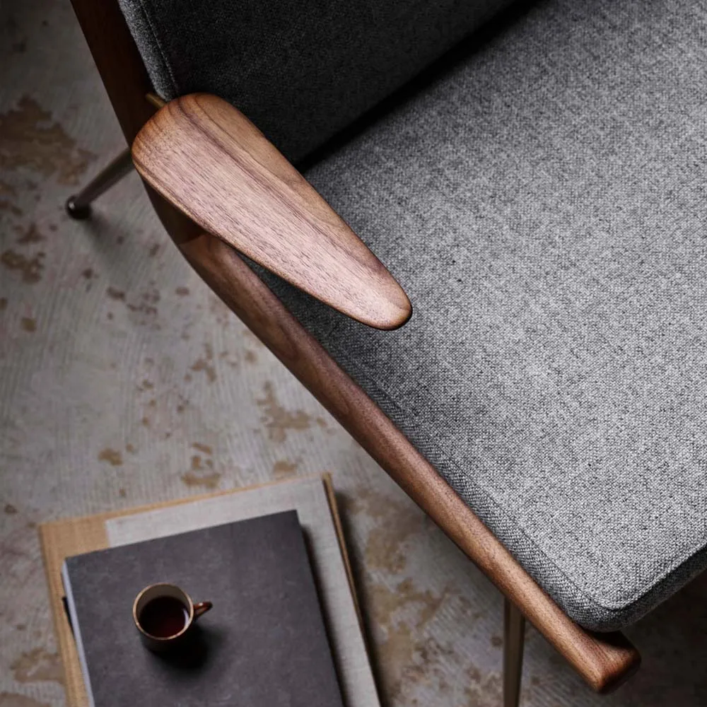 Boomerang HM2 fåtölj, Hallingdal 130 grå, oljad valnöt &Tradition