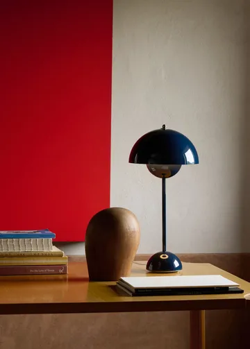 Flowerpot VP3 bordslampa - Steel blue - &Tradition