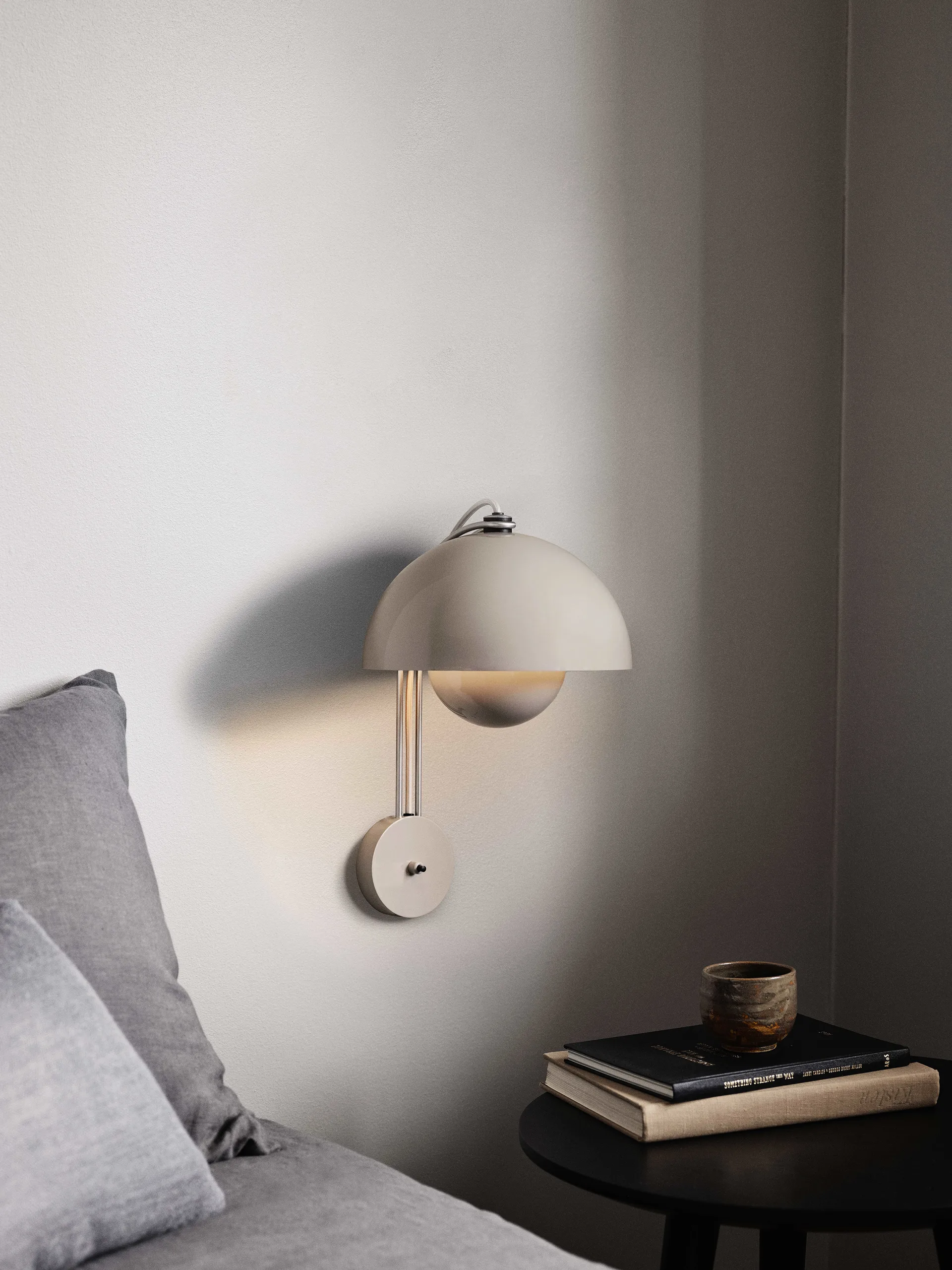 Flowerpot VP8 vägglampa, Grey beige &Tradition
