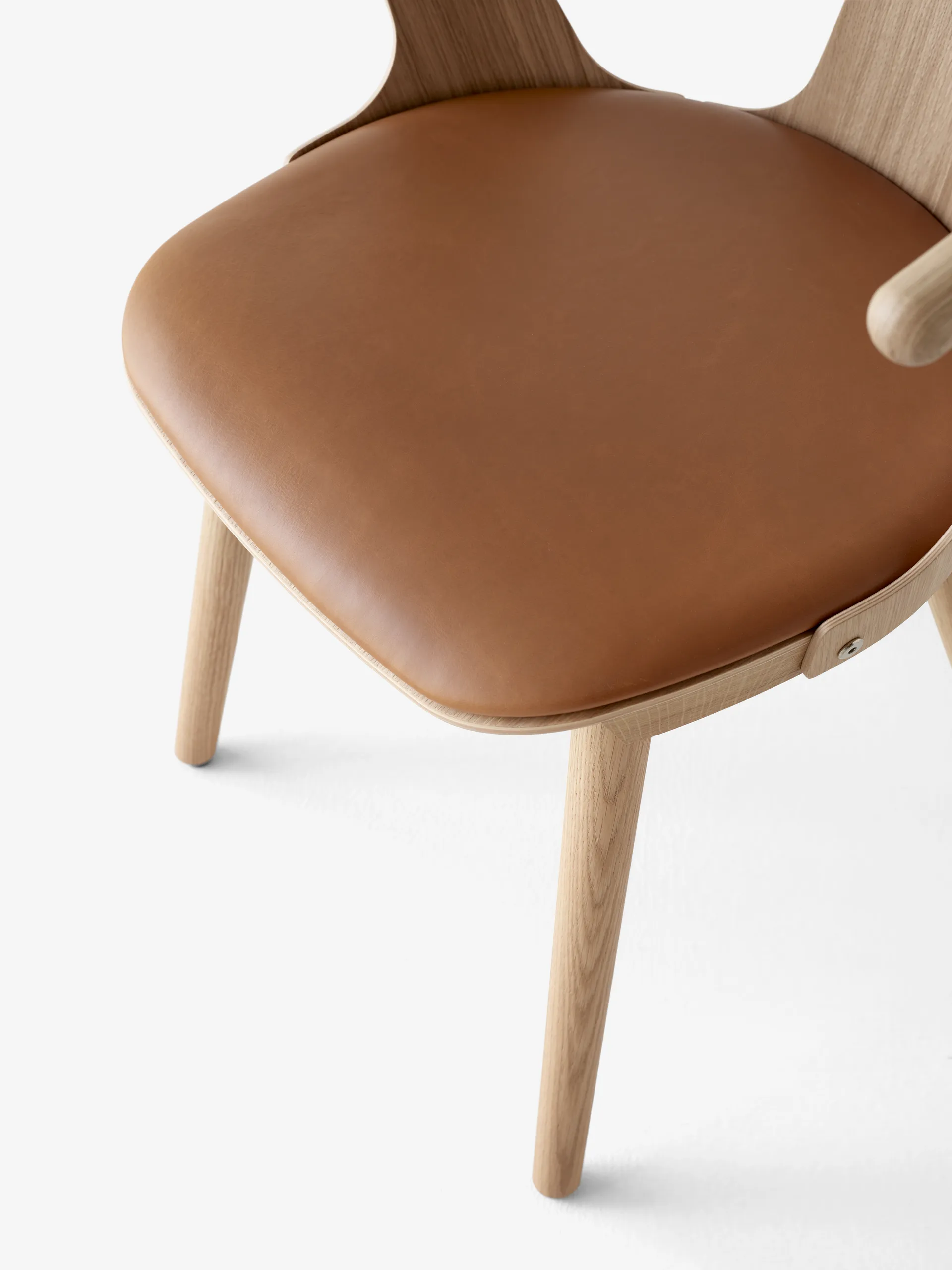 In Between SK2 stol, Oljad ek-Noble cognac leather &Tradition