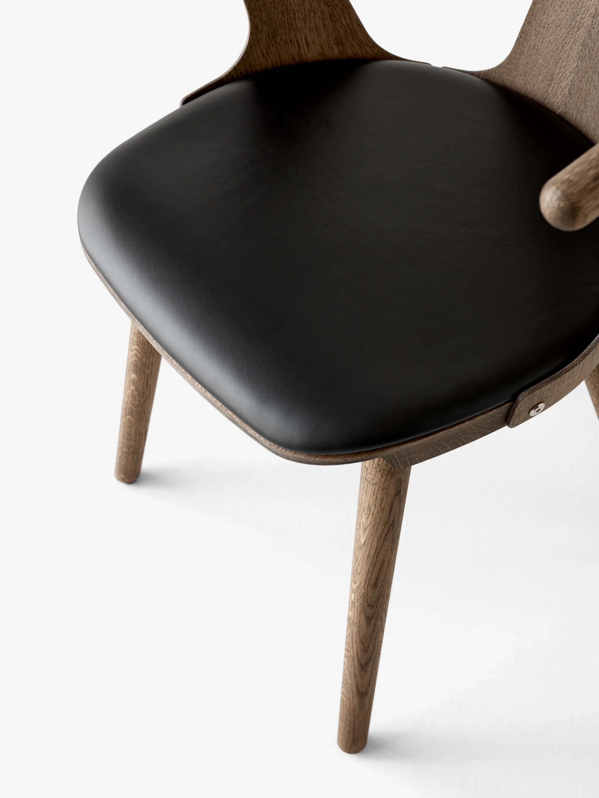 In Between SK2 stol, Rökt oljad ek-Noble black leather &Tradition