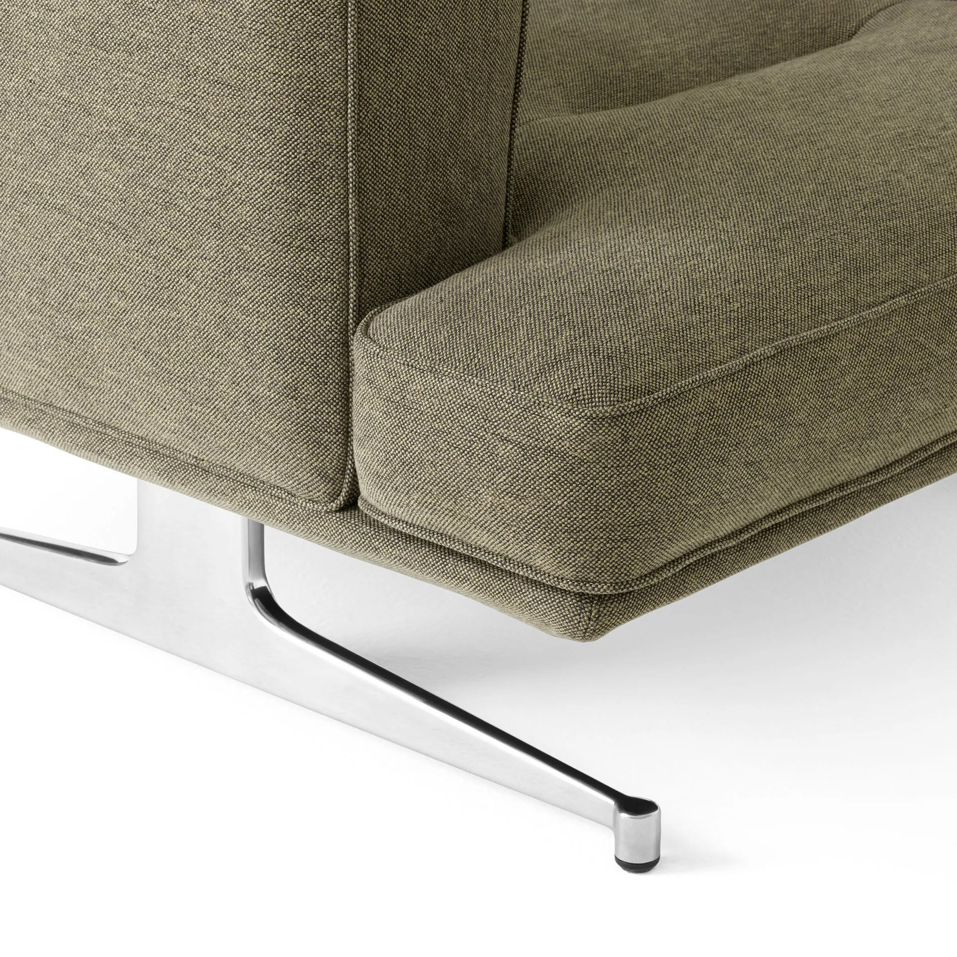 Inland AV21 fåtölj, Clay 0014-polished aluminium &Tradition
