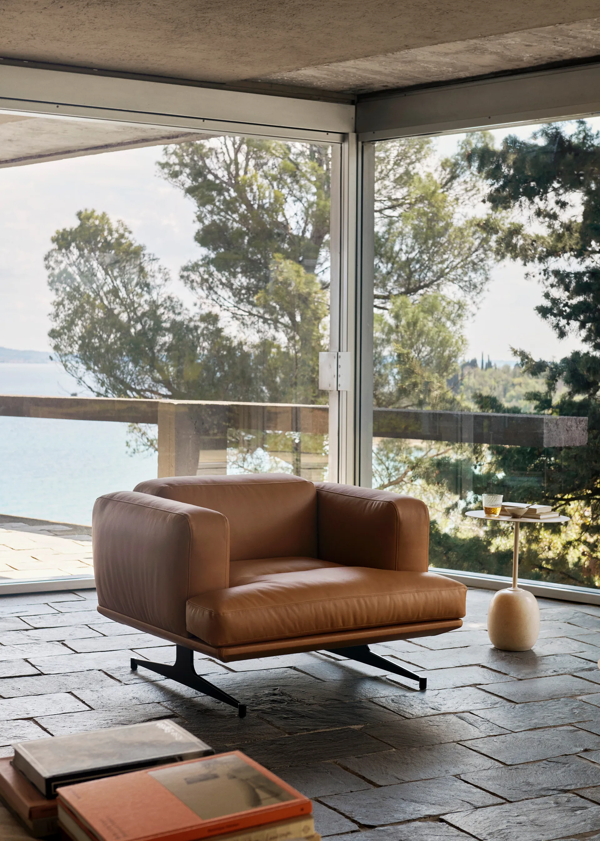 Inland AV21 fåtölj, Noble läder cognac-warm black &Tradition