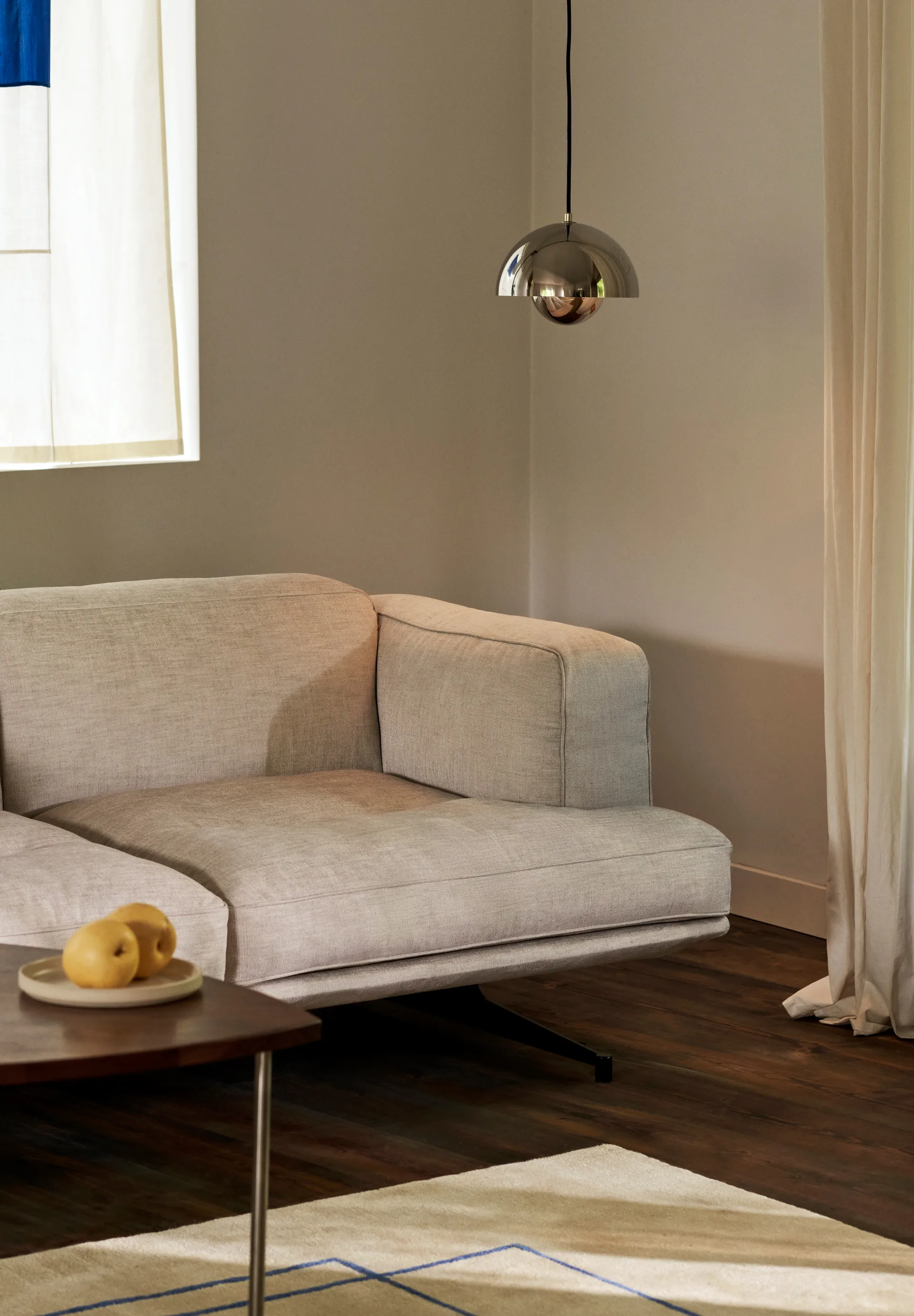 Inland AV22 soffa 2-sits, Clay 0011-warm black &Tradition