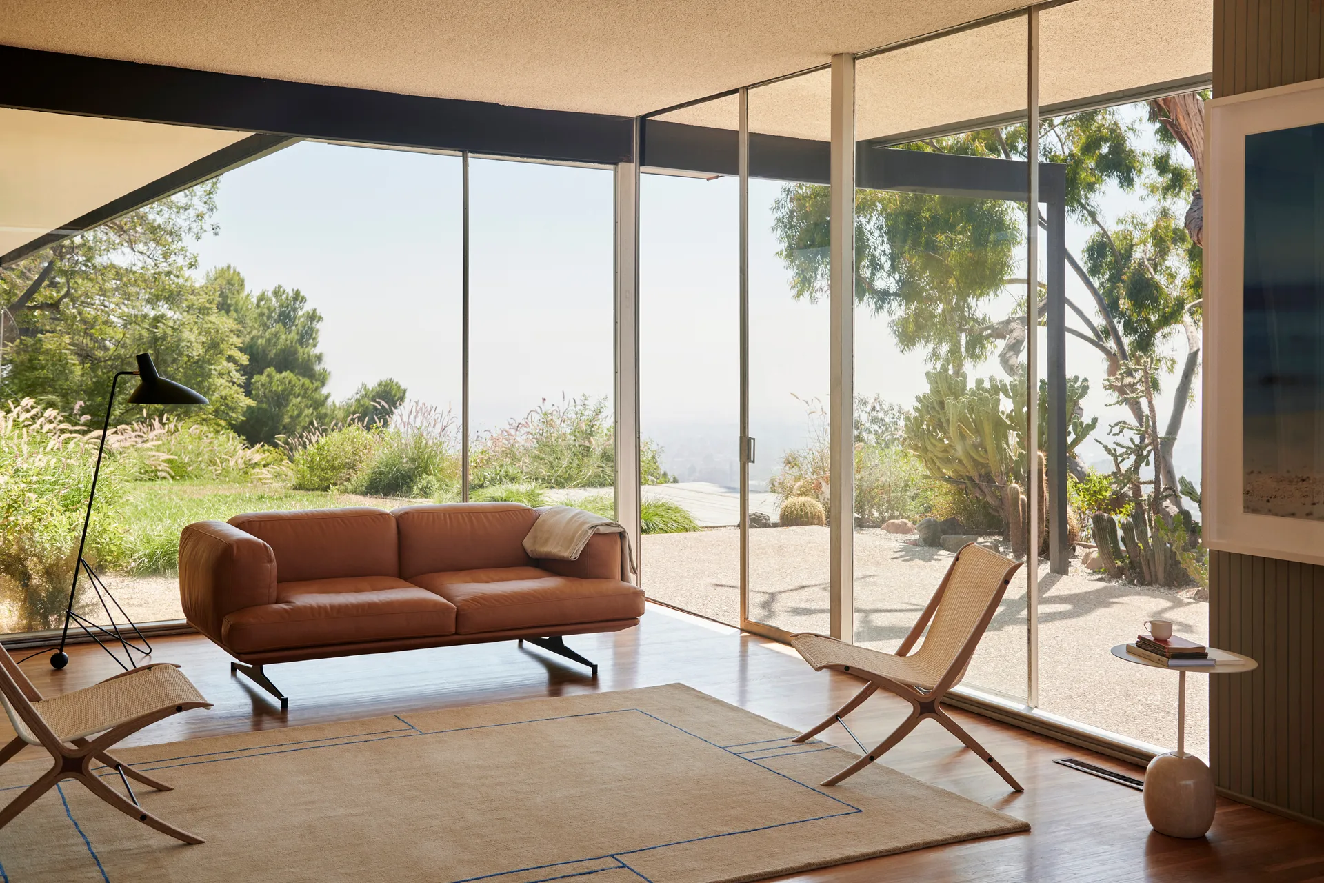 Inland AV22 soffa 2-sits, Noble läder cognac-warm black &Tradition