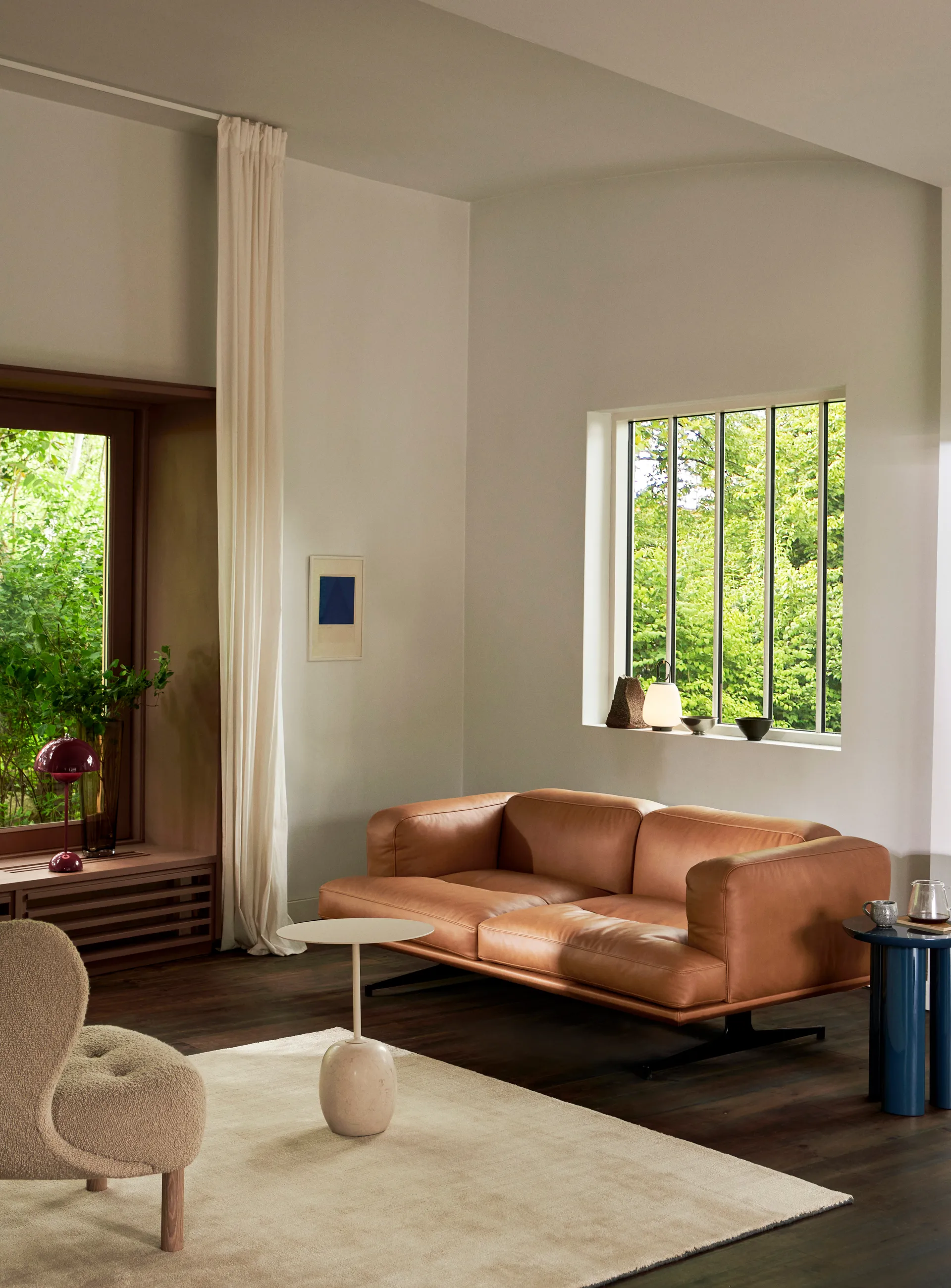 Inland AV22 soffa 2-sits, Noble läder cognac-warm black &Tradition
